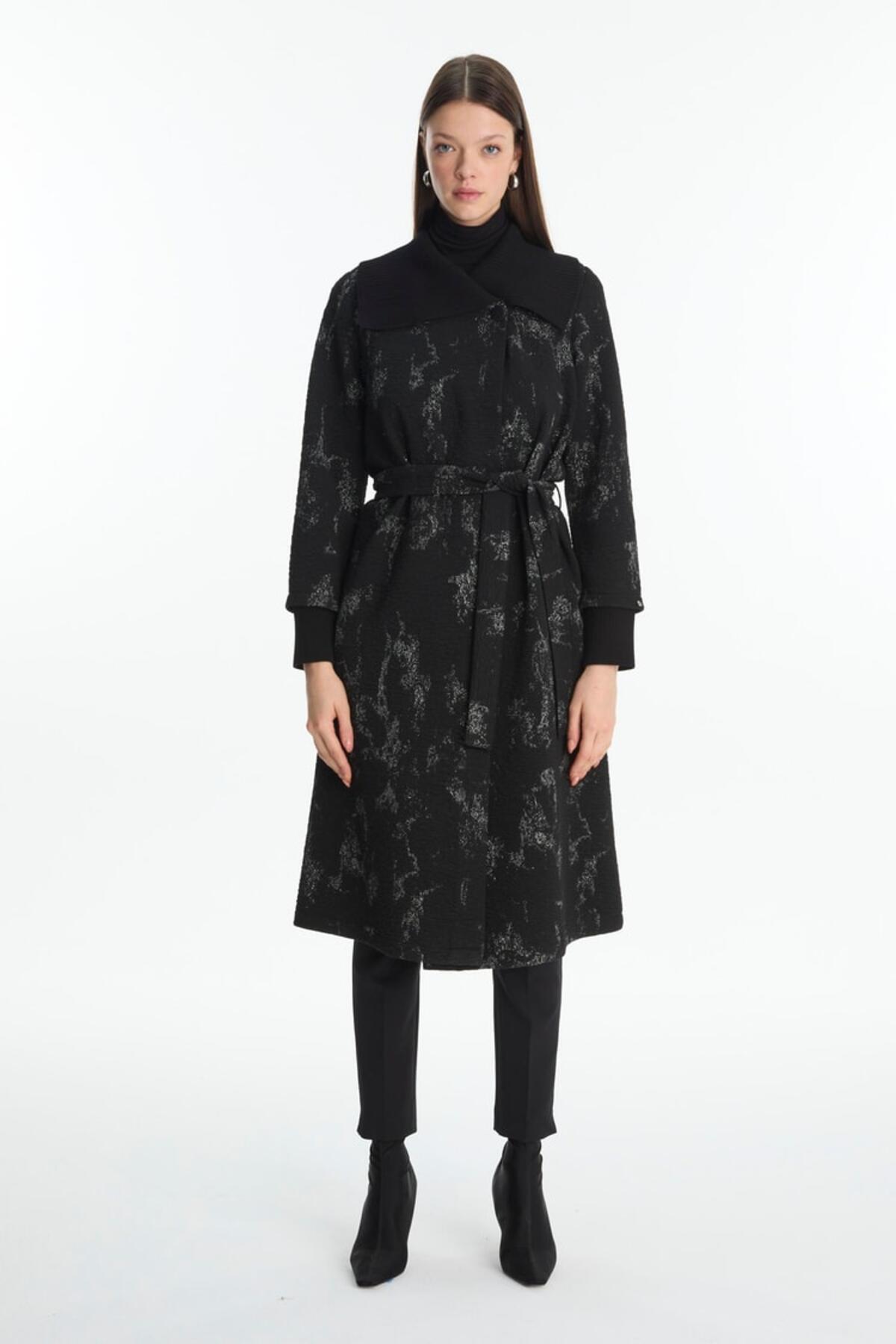 GENİŞ YAKA DESENLİ BAĞLAMALI KAP