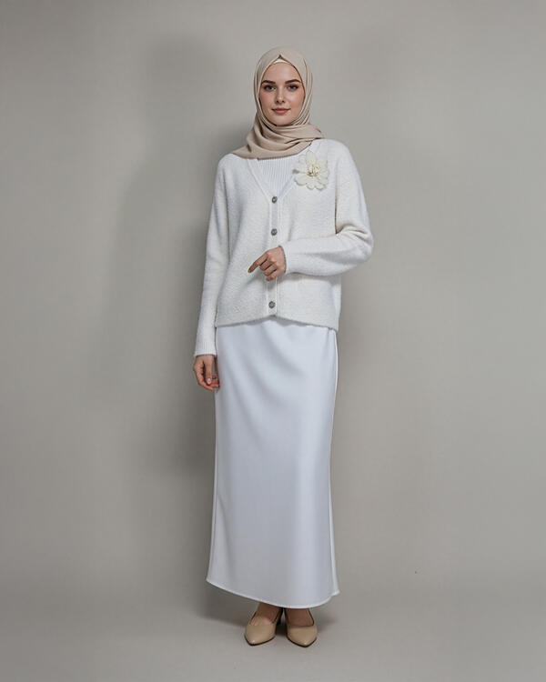 GÜL DETAYLI DÜĞMELİ ANGORA HIRKA
