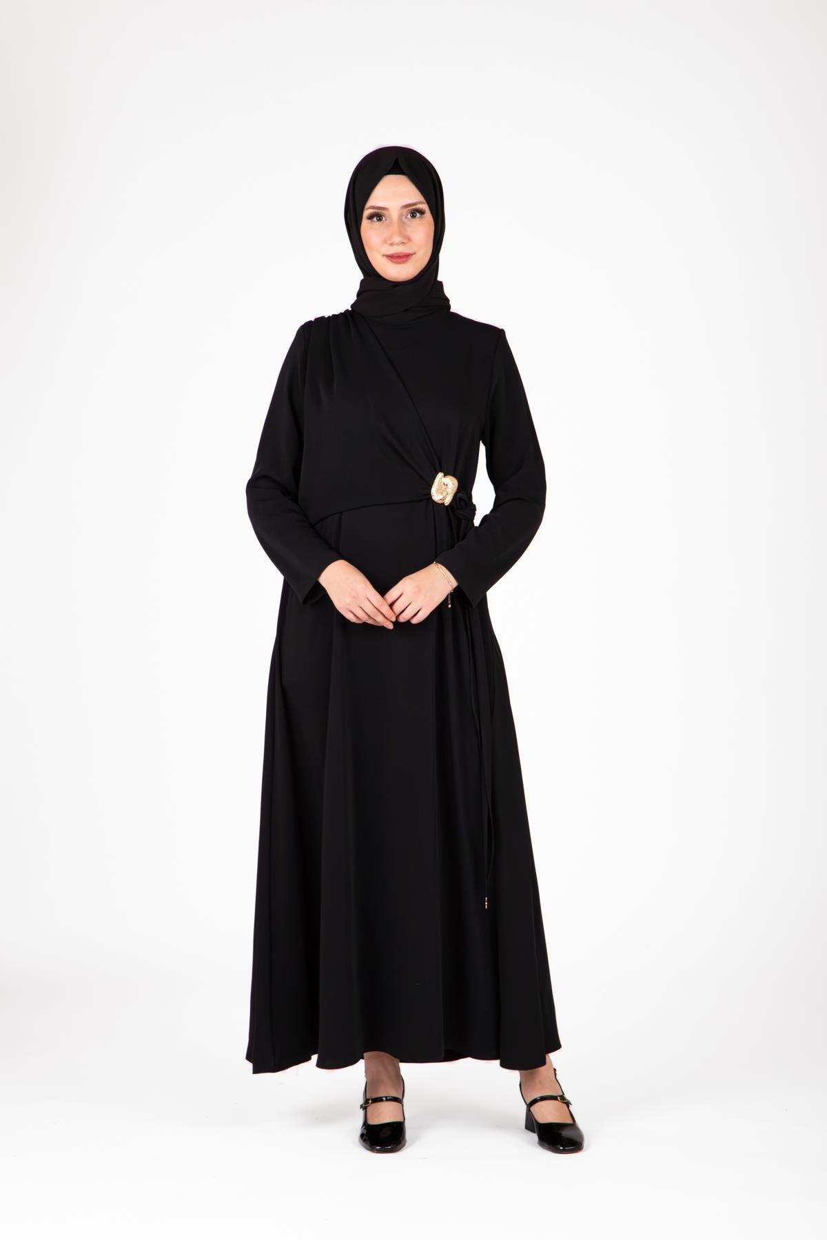 TOKA DETAYLI ELBİSE