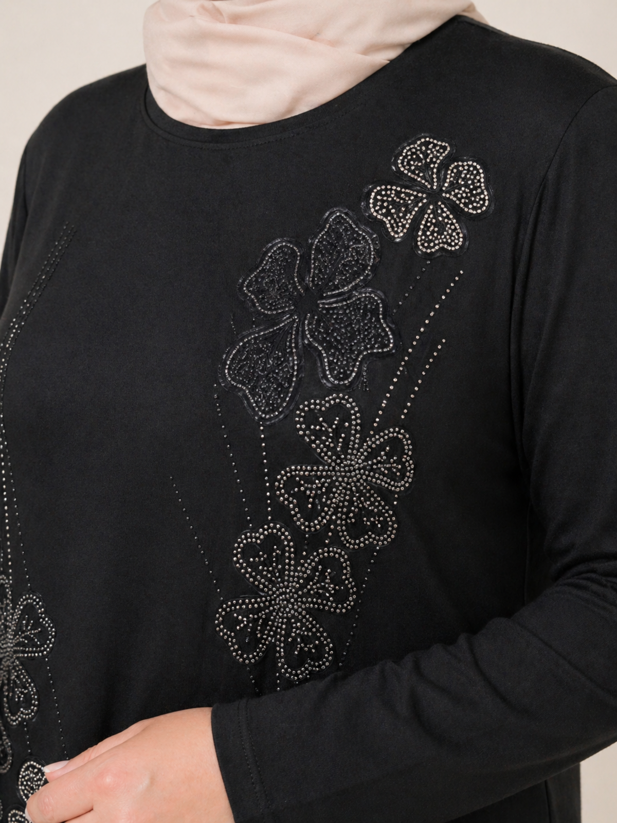 ÇİÇEK İŞLEMELİ TAŞLI BLUZ