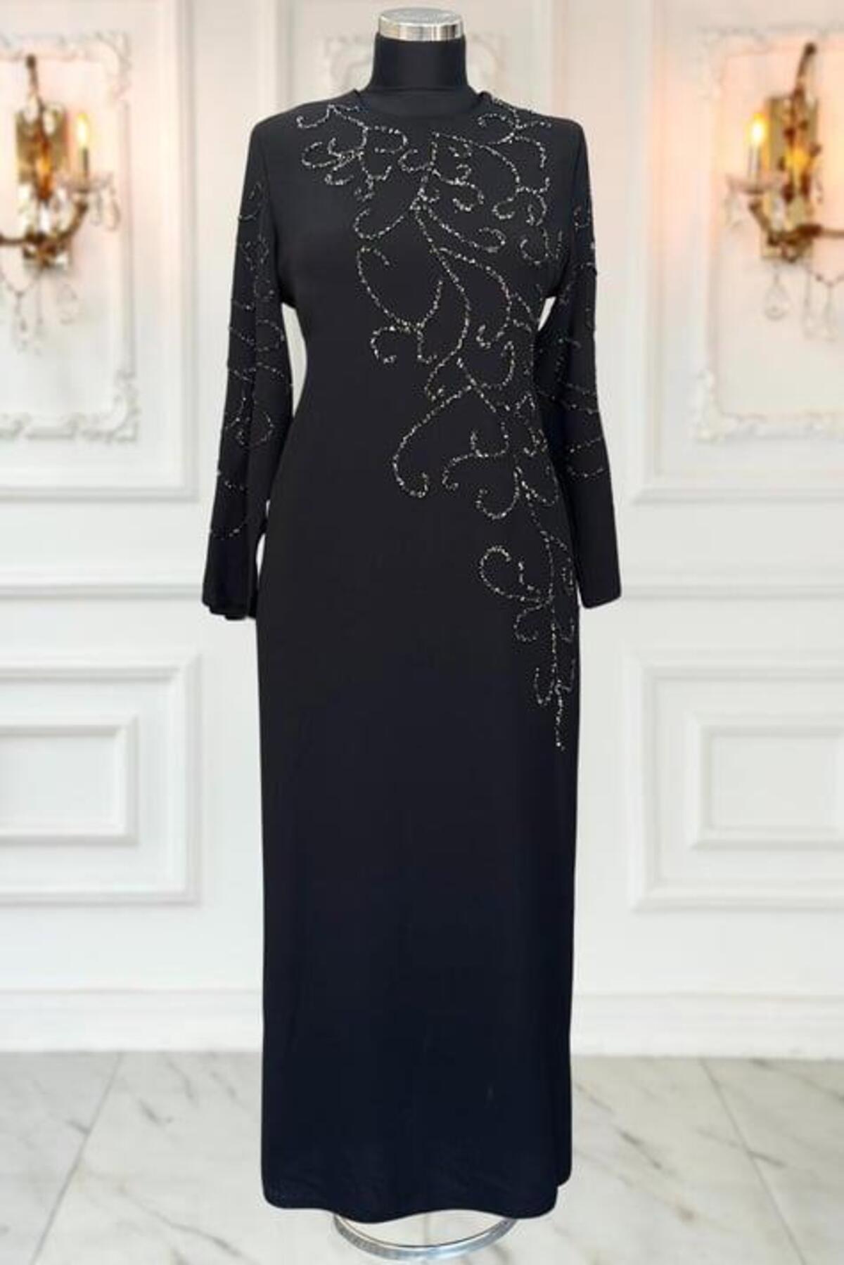 KOL VE ÖN ŞERİT İŞLEMELİ ELBİSE