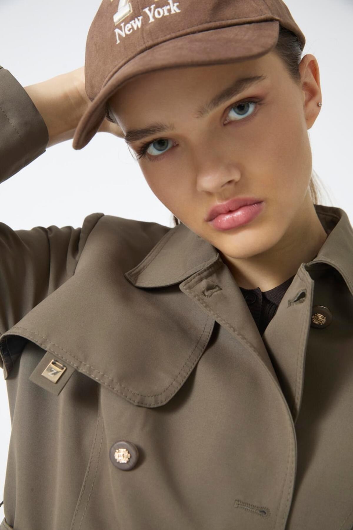 GÖMLEK YAKA KUŞAKLI TRENÇKOT