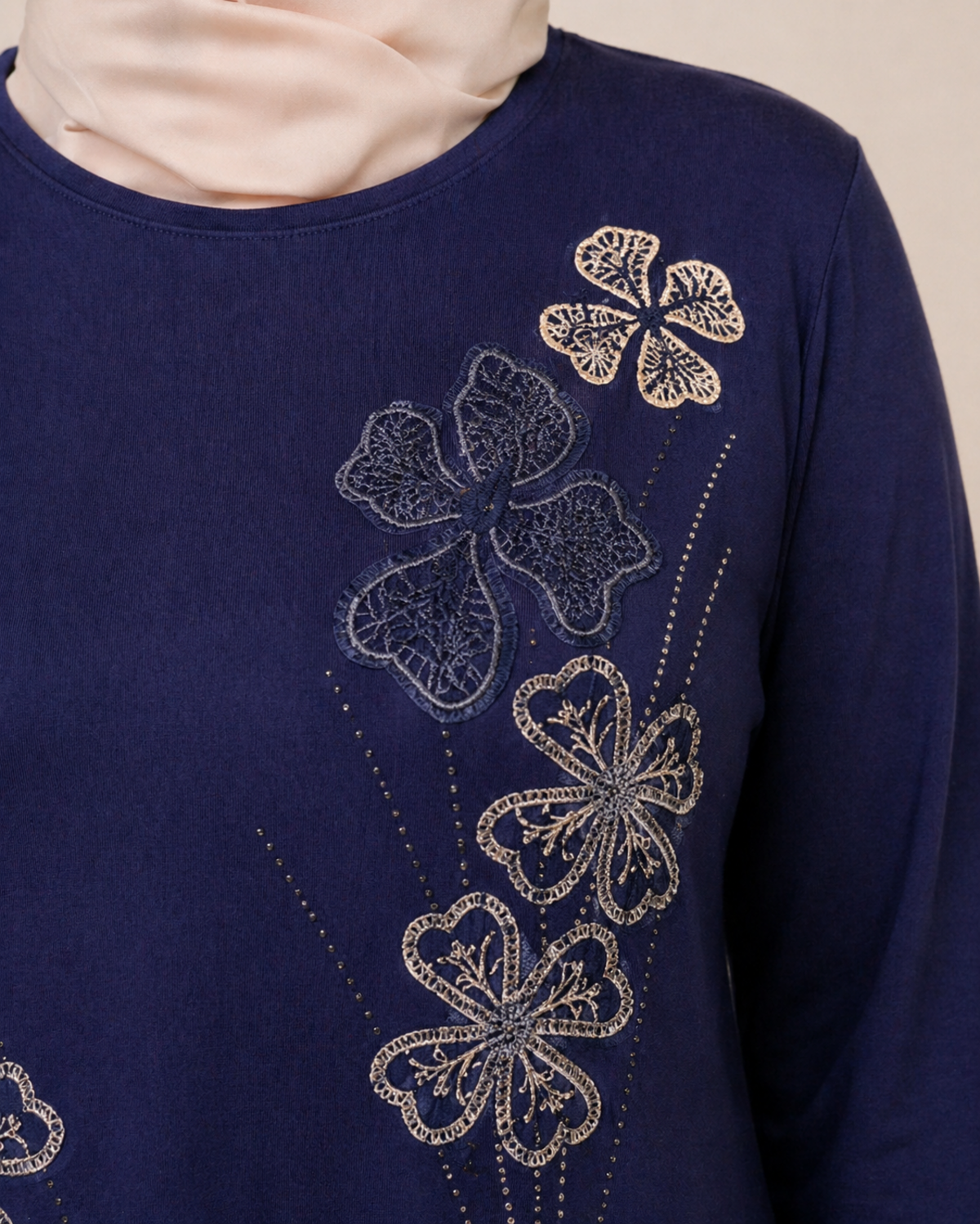 ÇİÇEK İŞLEMELİ TAŞLI BLUZ