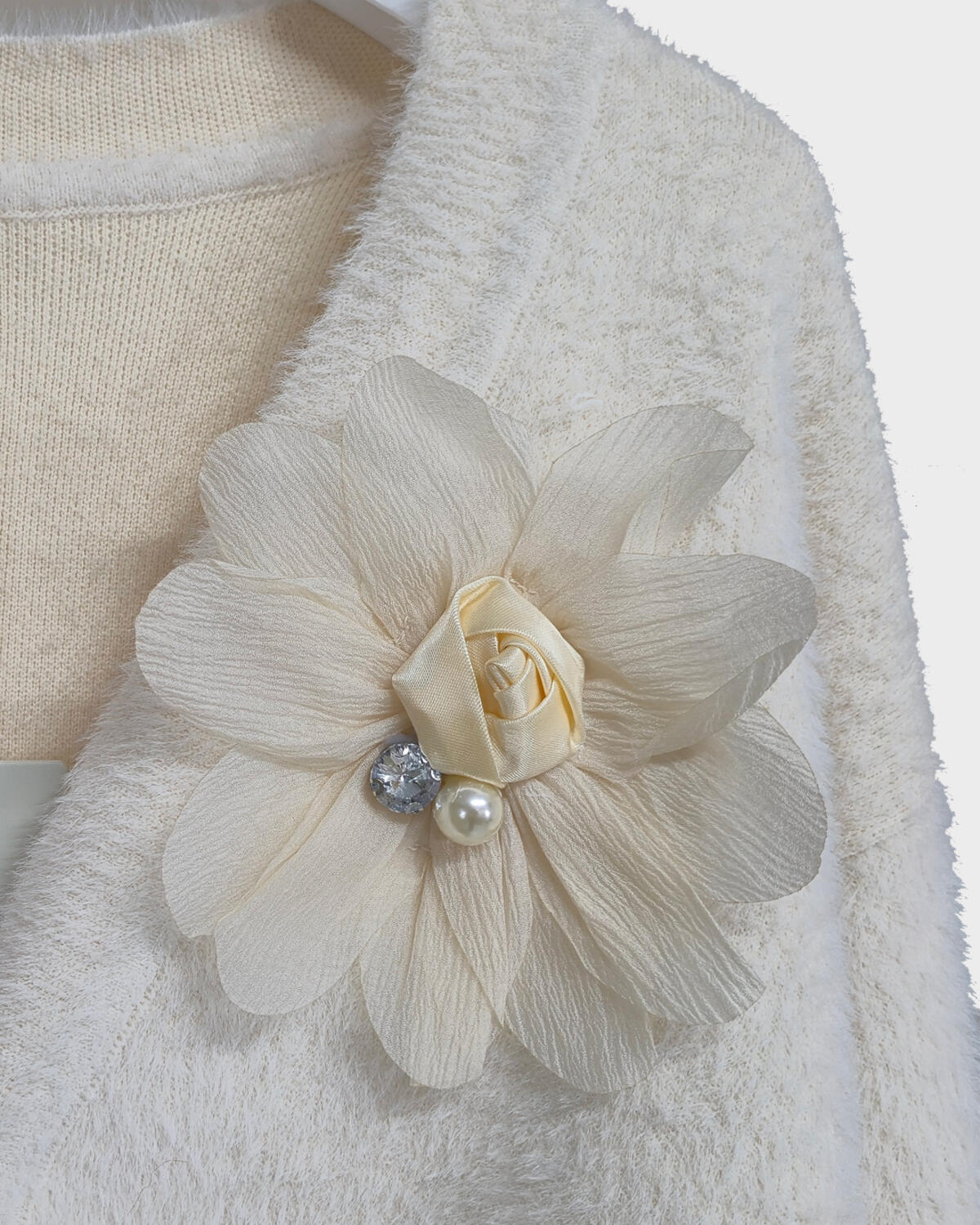 GÜL DETAYLI DÜĞMELİ ANGORA HIRKA
