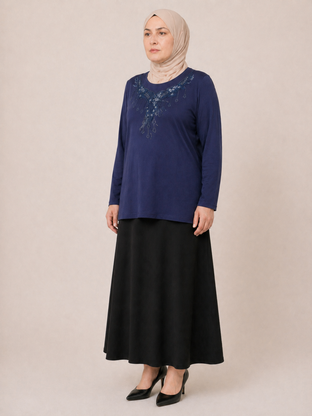 TAŞ VE NAKIŞ İŞLEMELİ BLUZ