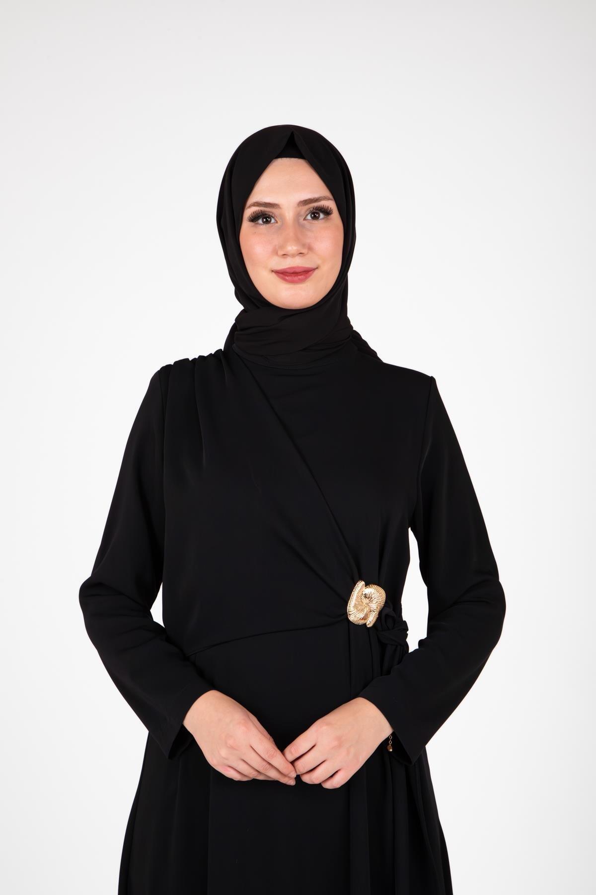 TOKA DETAYLI ELBİSE