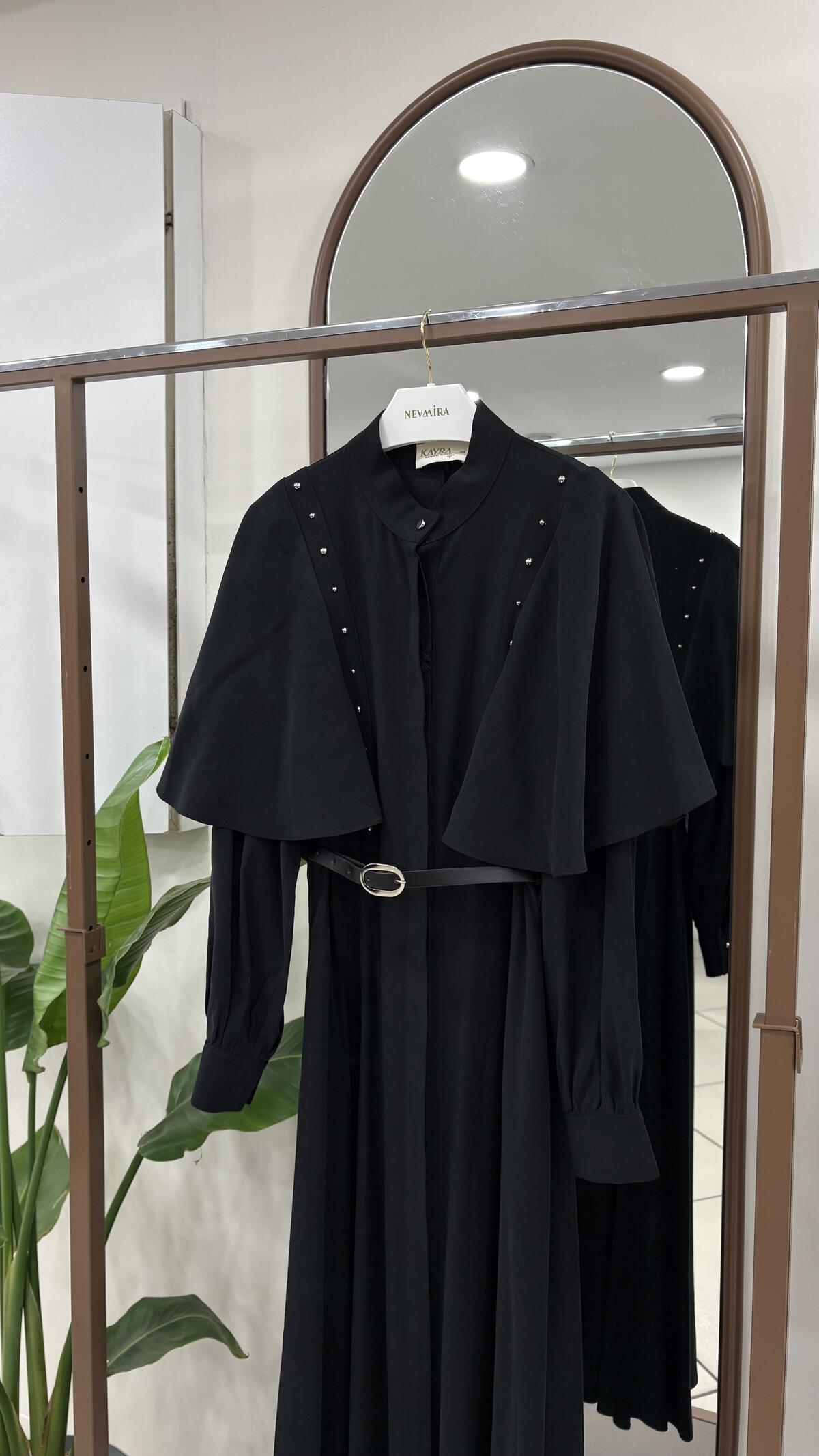 KOL PELERİNLİ DÜĞMELİ ELBİSE