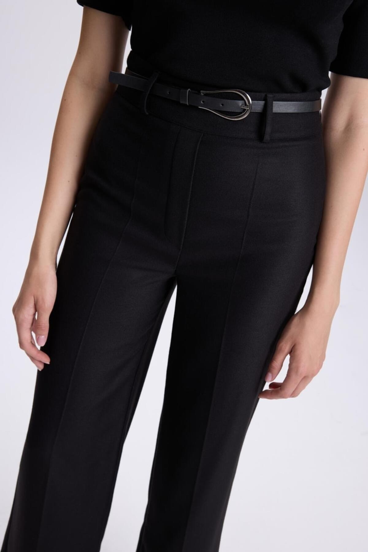 KEMER DETAYLI BORU PAÇA PANTOLON