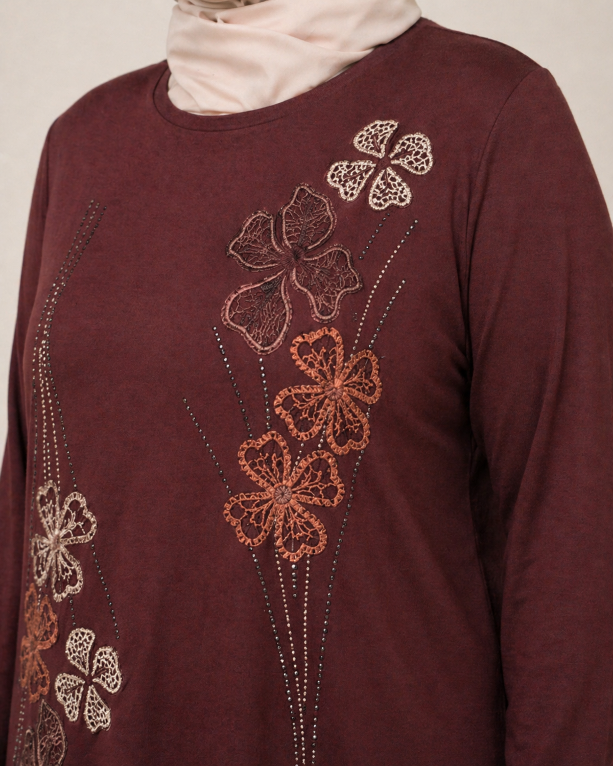 ÇİÇEK İŞLEMELİ TAŞLI BLUZ