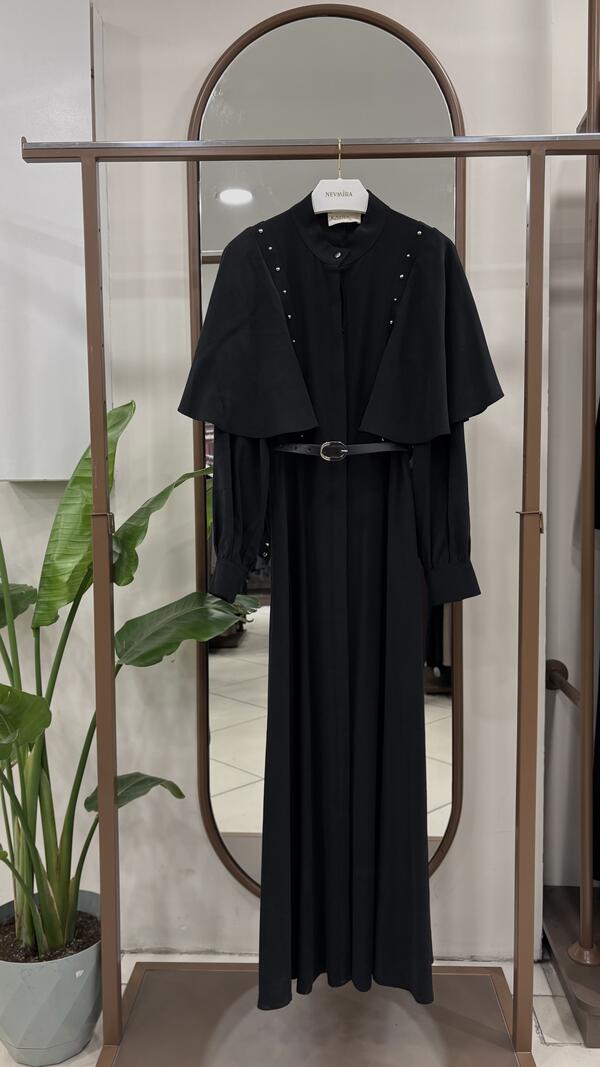 KOL PELERİNLİ DÜĞMELİ ELBİSE