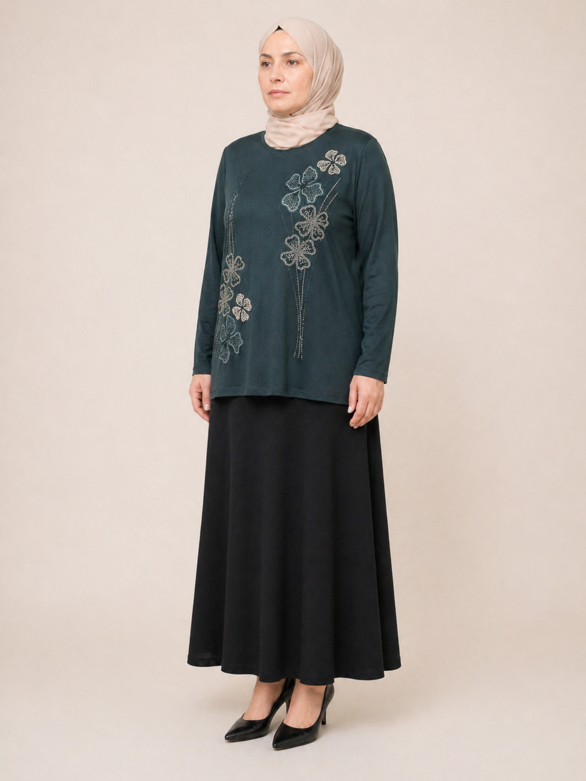 ÇİÇEK İŞLEMELİ TAŞLI BLUZ