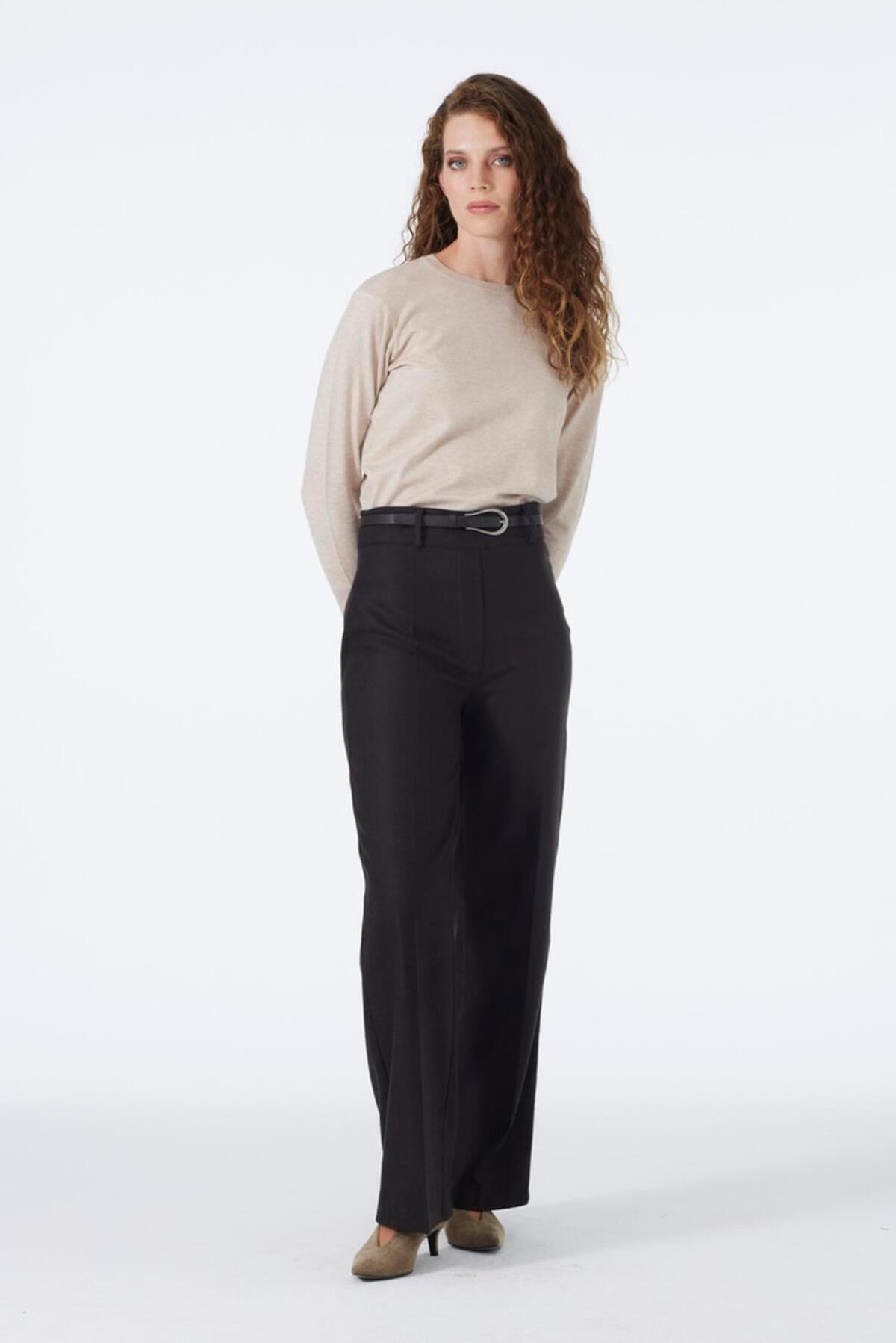 KEMER DETAYLI BORU PAÇA PANTOLON