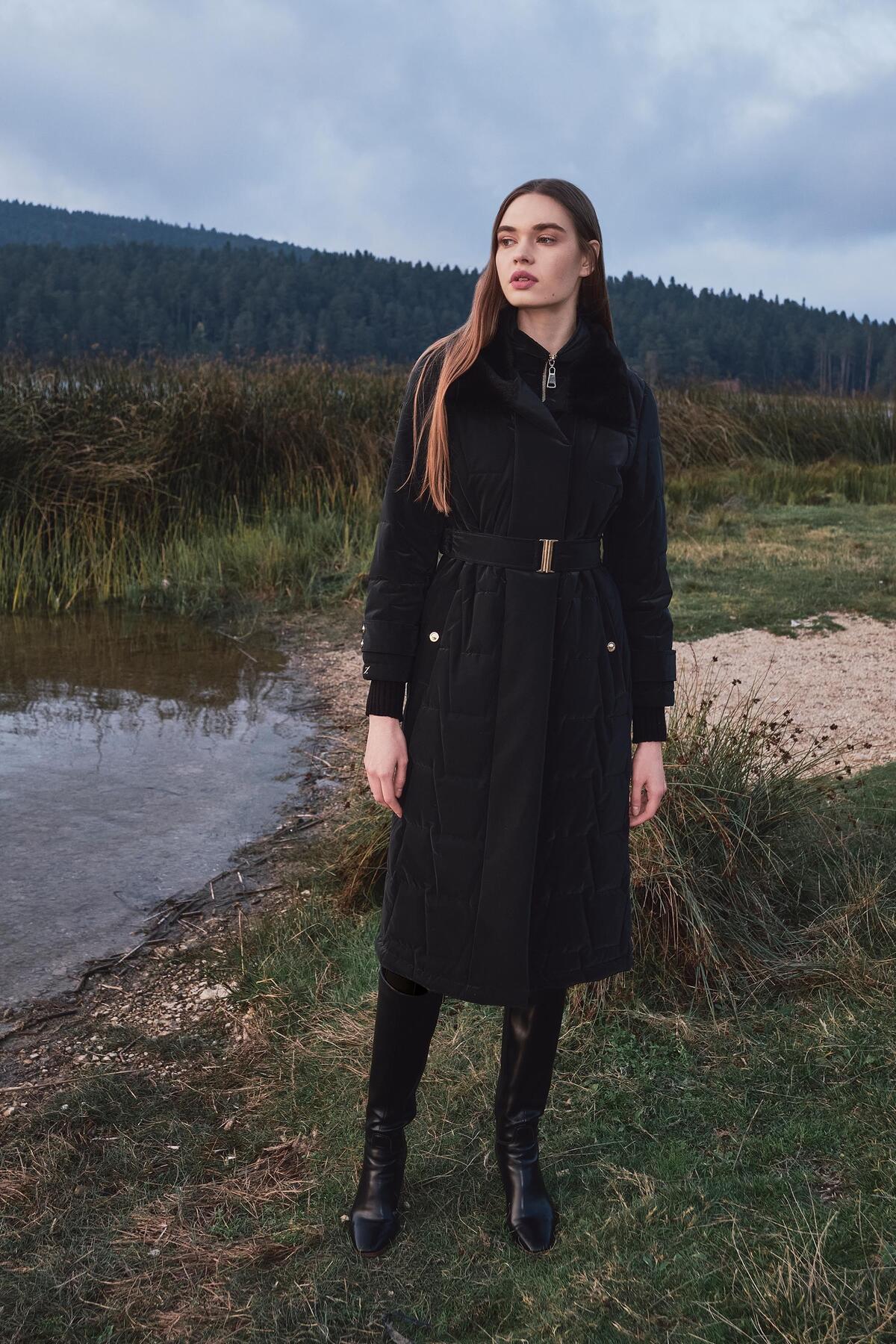 YAKASI KÜRK VE KEMER DETAYLI MONT