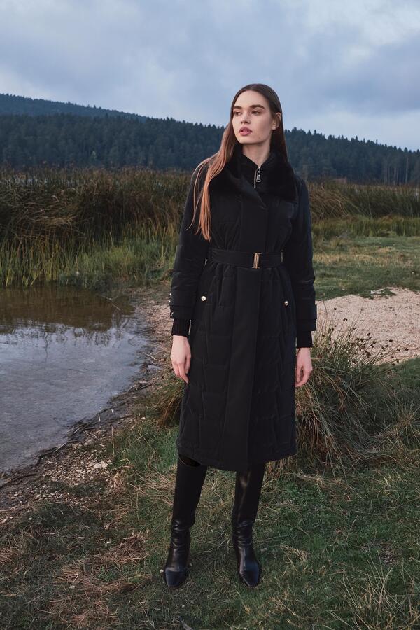 YAKASI KÜRK VE KEMER DETAYLI MONT