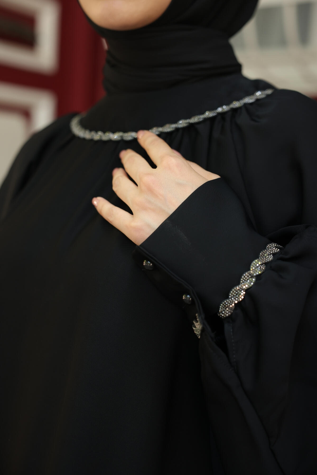 TAŞ DETAYLI DÜZ RENK ELBİSE