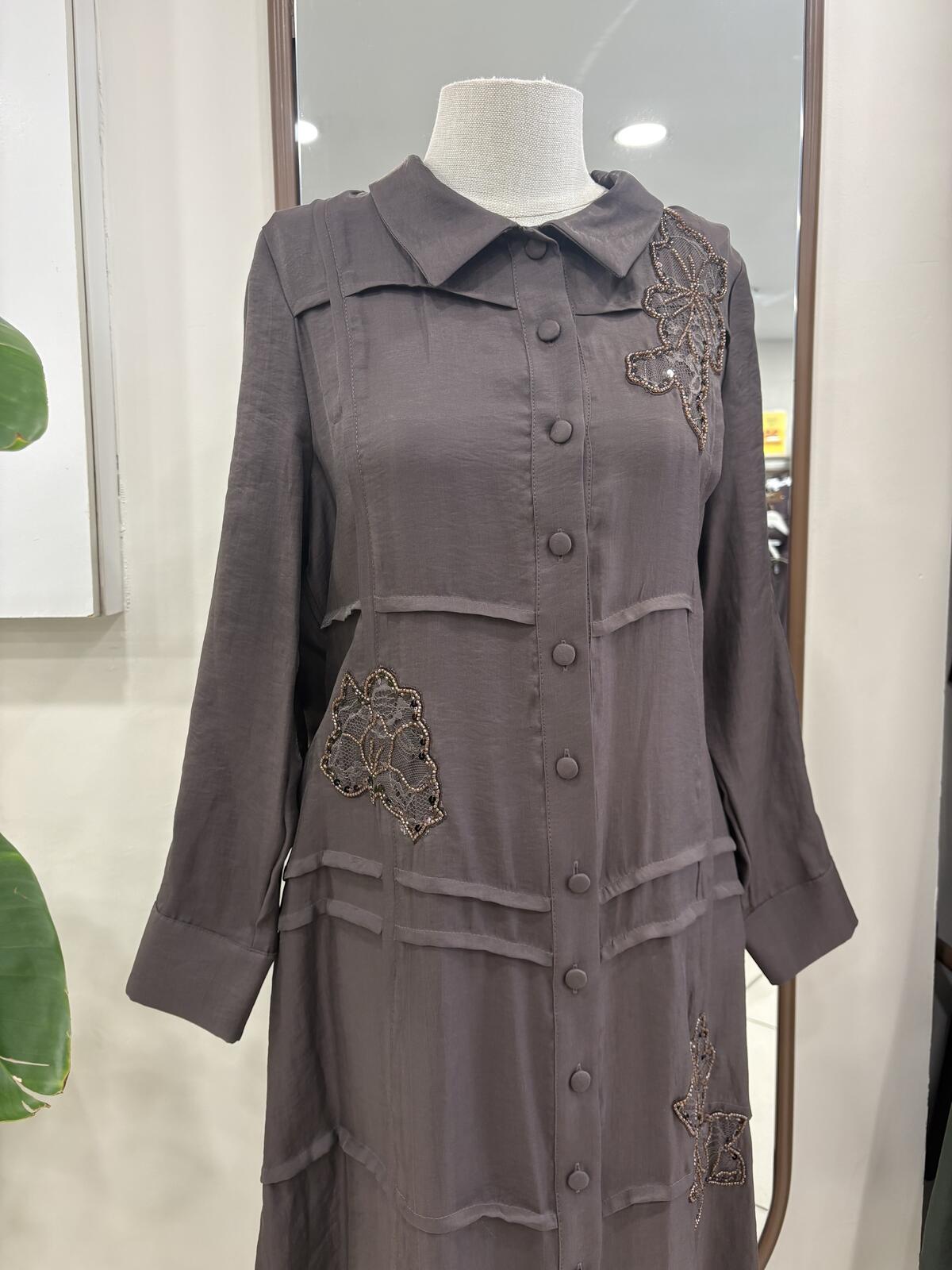 BİYE DETAYLI ÇİÇEK İŞLEMELİ ELBİSE