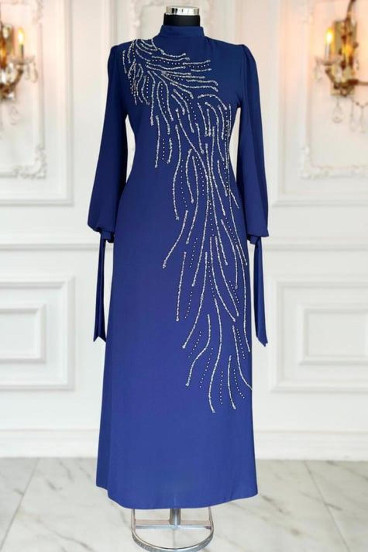 SİM İŞLEMELİ KOL FİYONKLU ELBİSE