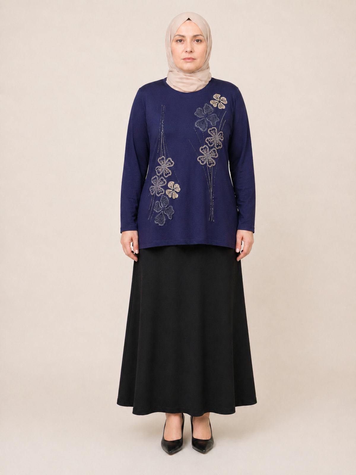 ÇİÇEK İŞLEMELİ TAŞLI BLUZ