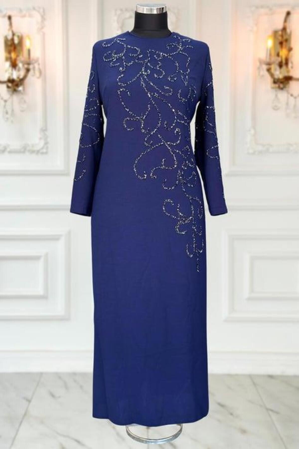 KOL VE ÖN ŞERİT İŞLEMELİ ELBİSE