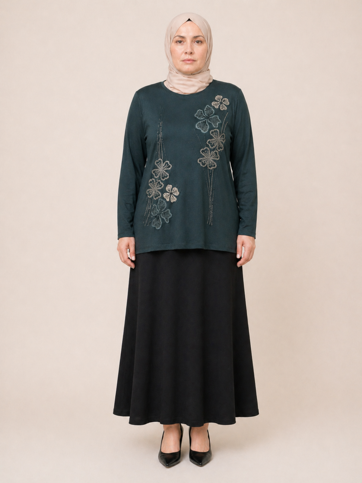 ÇİÇEK İŞLEMELİ TAŞLI BLUZ