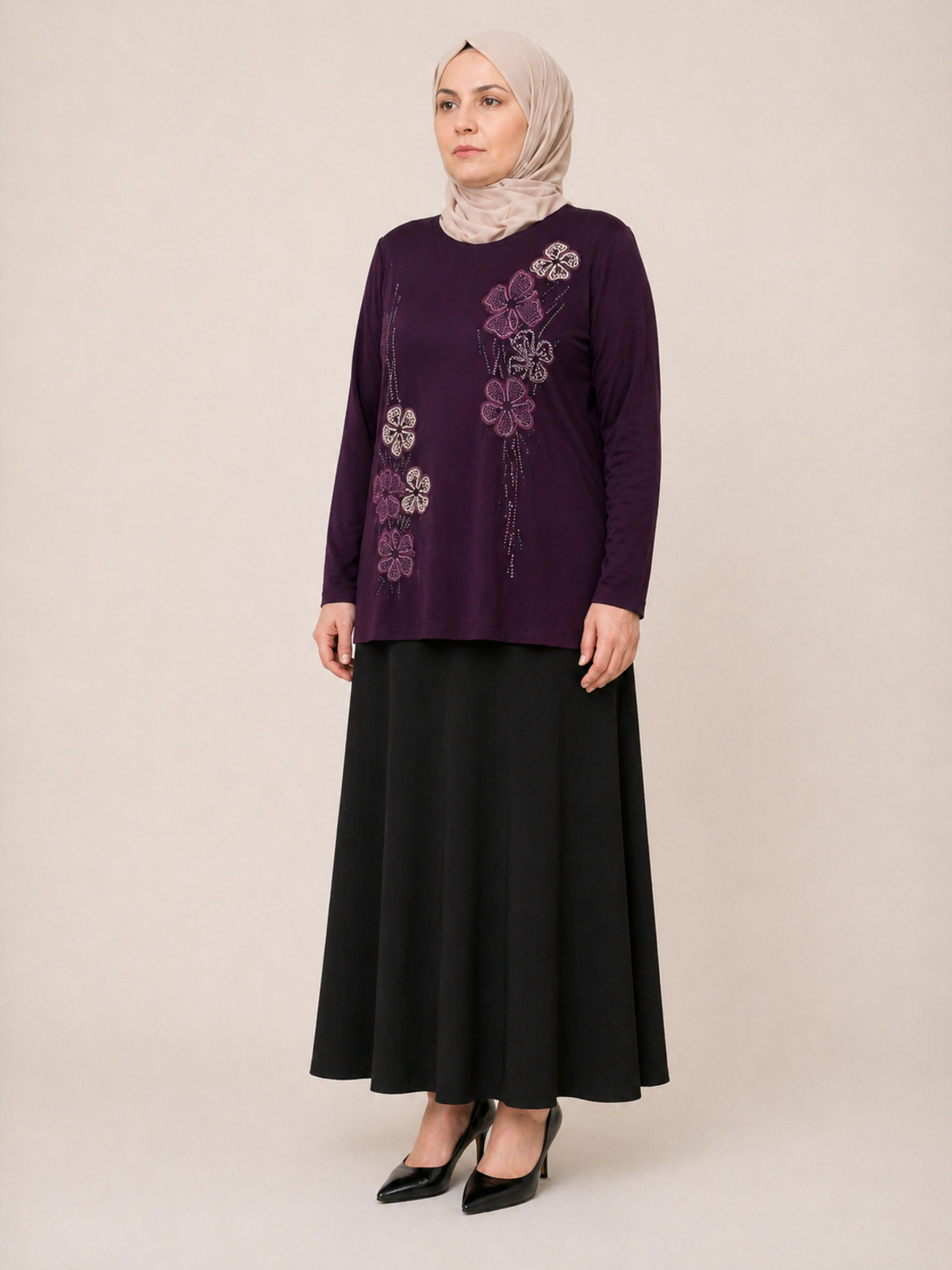 ÇİÇEK İŞLEMELİ TAŞLI BLUZ