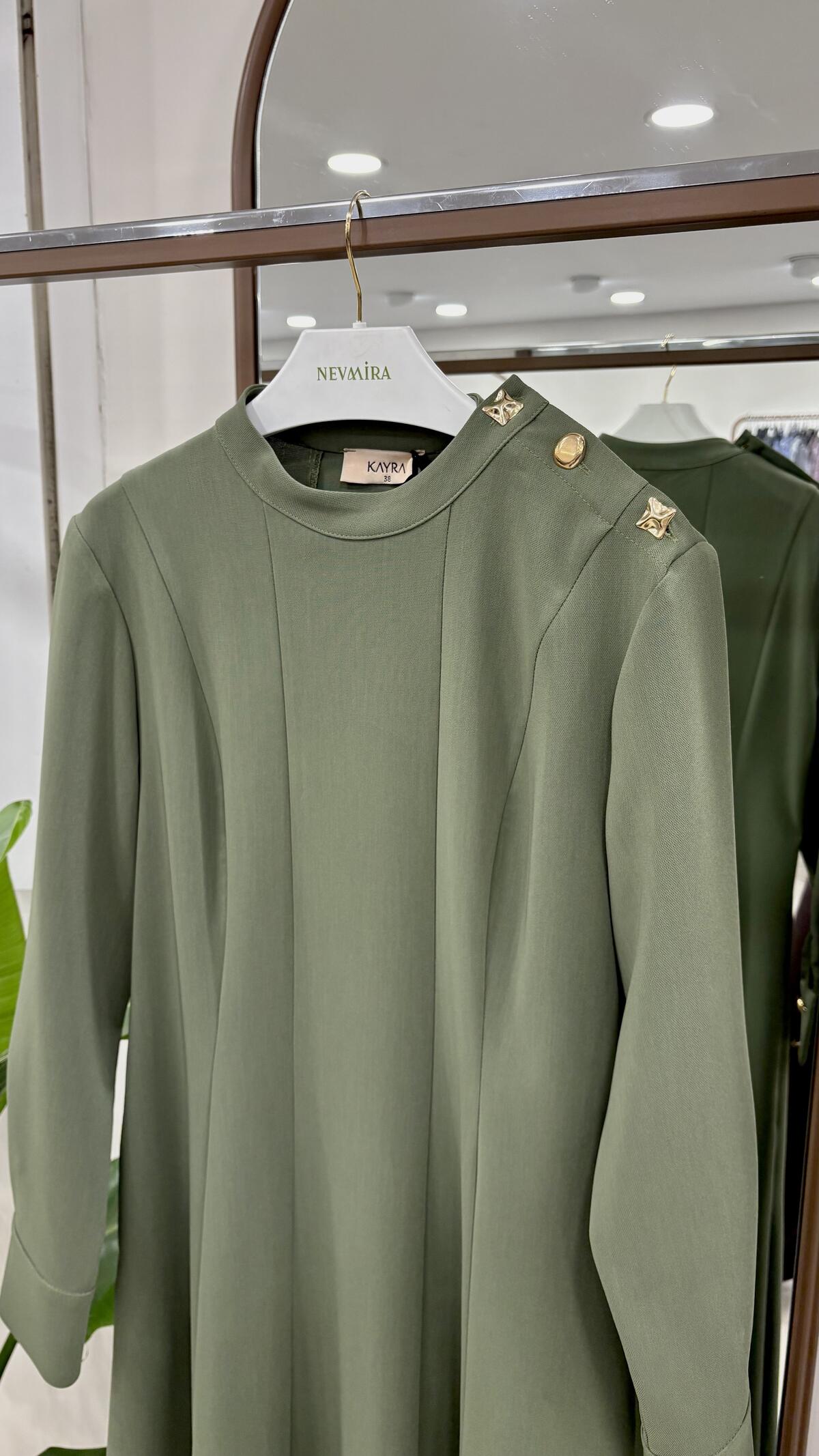 PARLAK DÜĞMELİ PARÇALI ELBİSE