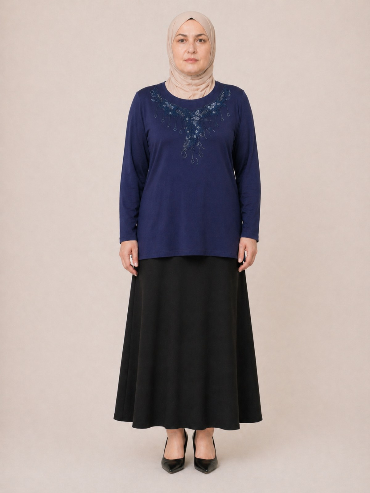 TAŞ VE NAKIŞ İŞLEMELİ BLUZ