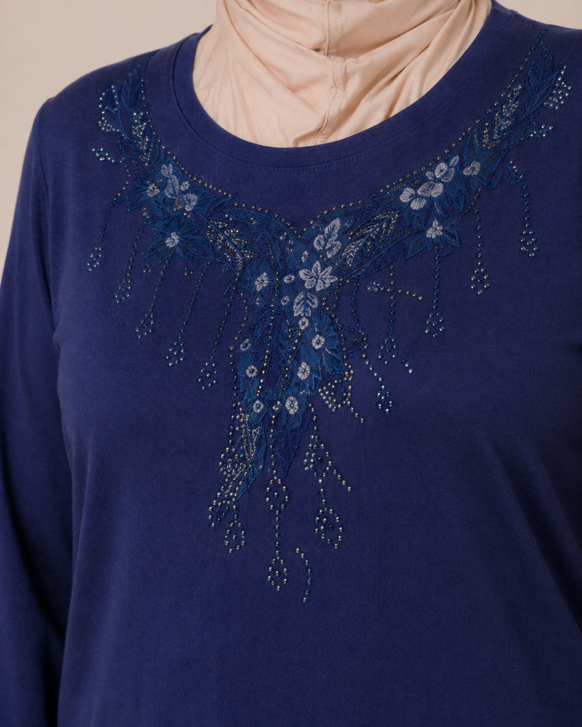 TAŞ VE NAKIŞ İŞLEMELİ BLUZ