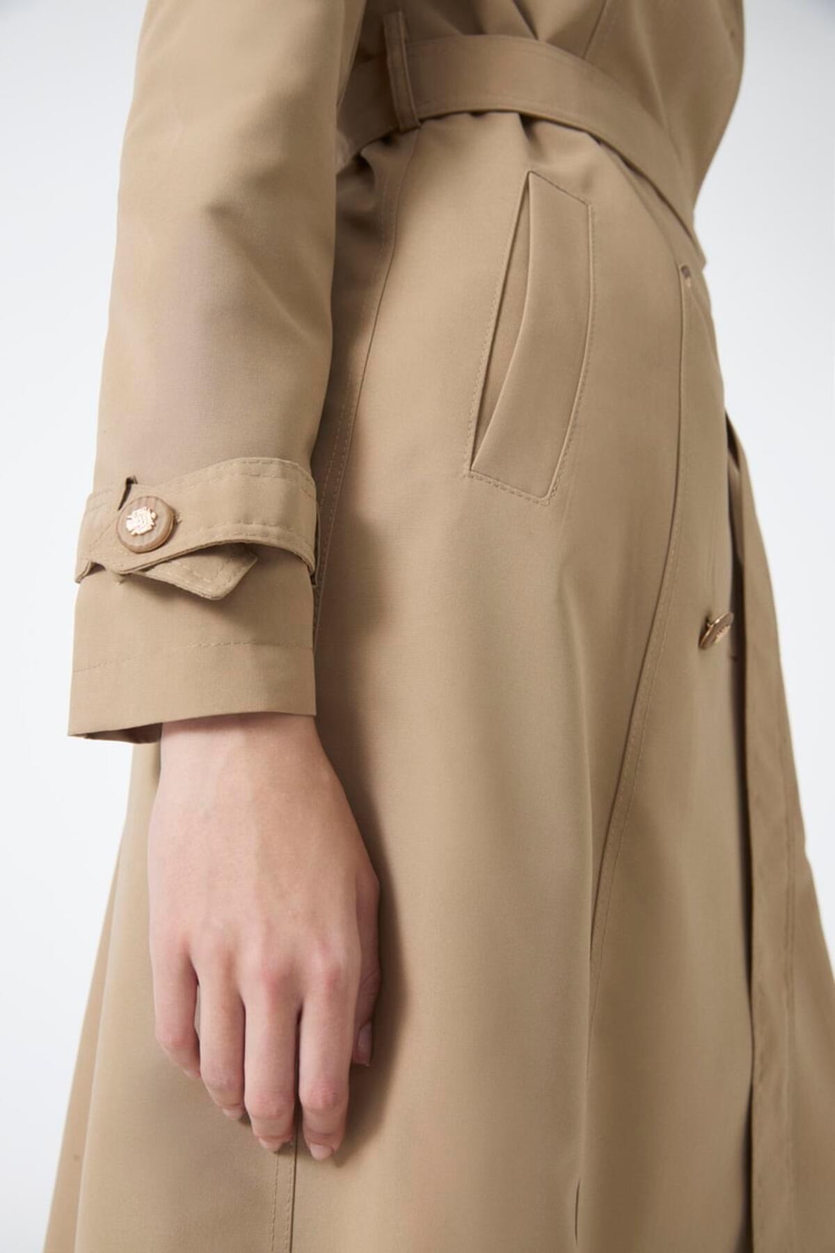 GÖMLEK YAKA KUŞAKLI TRENÇKOT