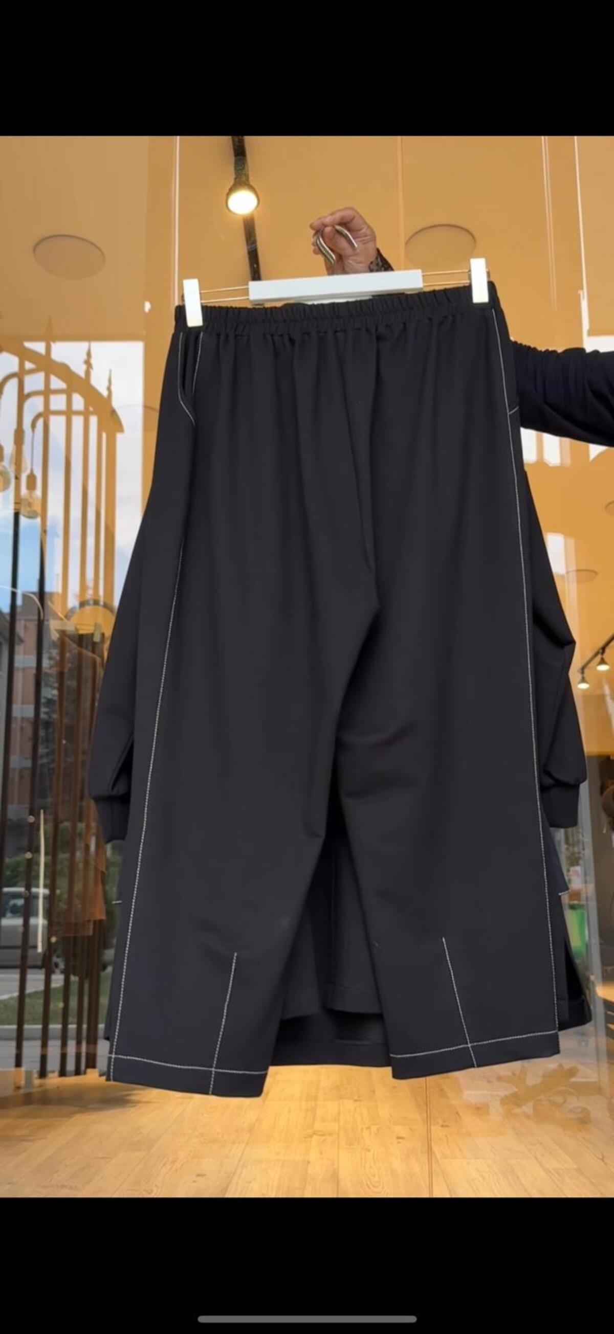 GEOMETRİK KESİMLİ PANTOLONLU TAKIM