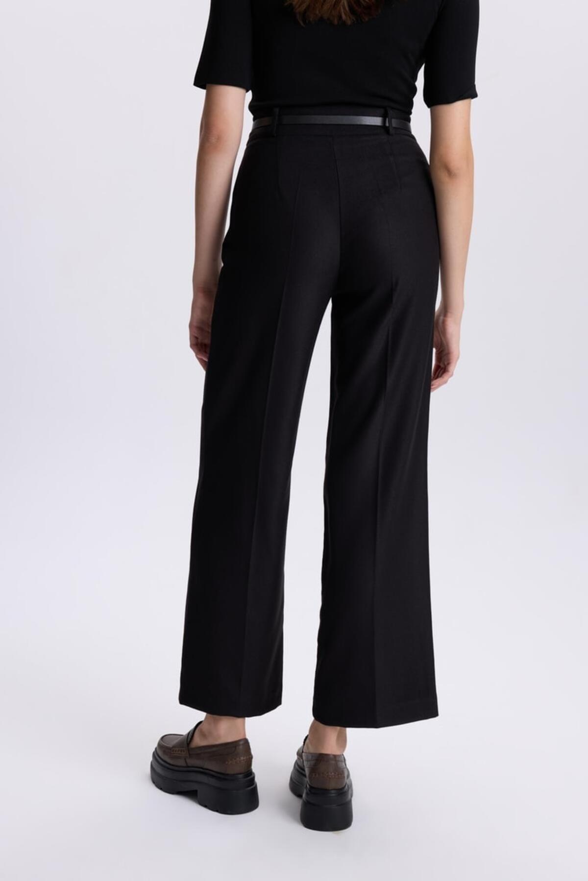 KEMER DETAYLI BORU PAÇA PANTOLON