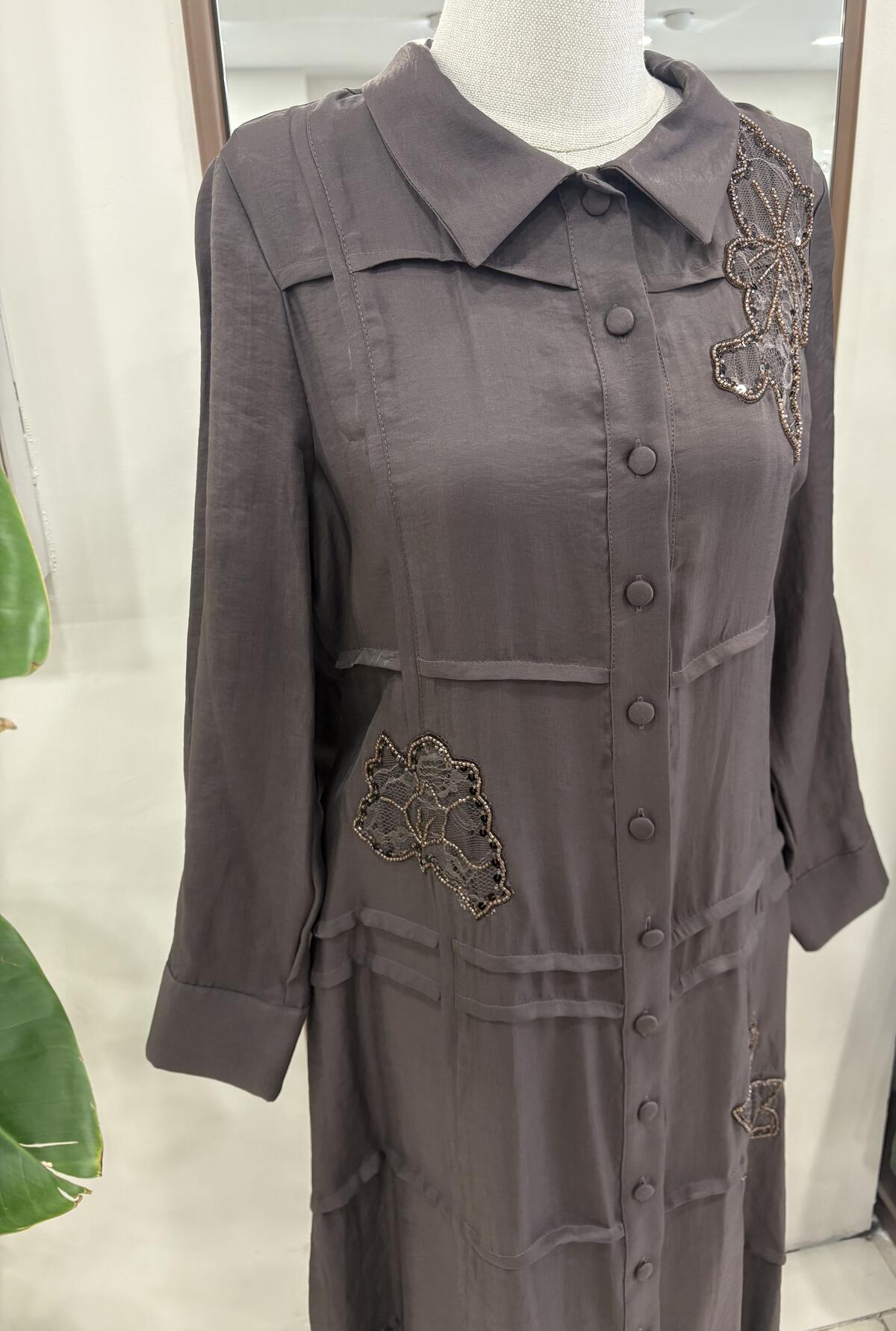 BİYE DETAYLI ÇİÇEK İŞLEMELİ ELBİSE