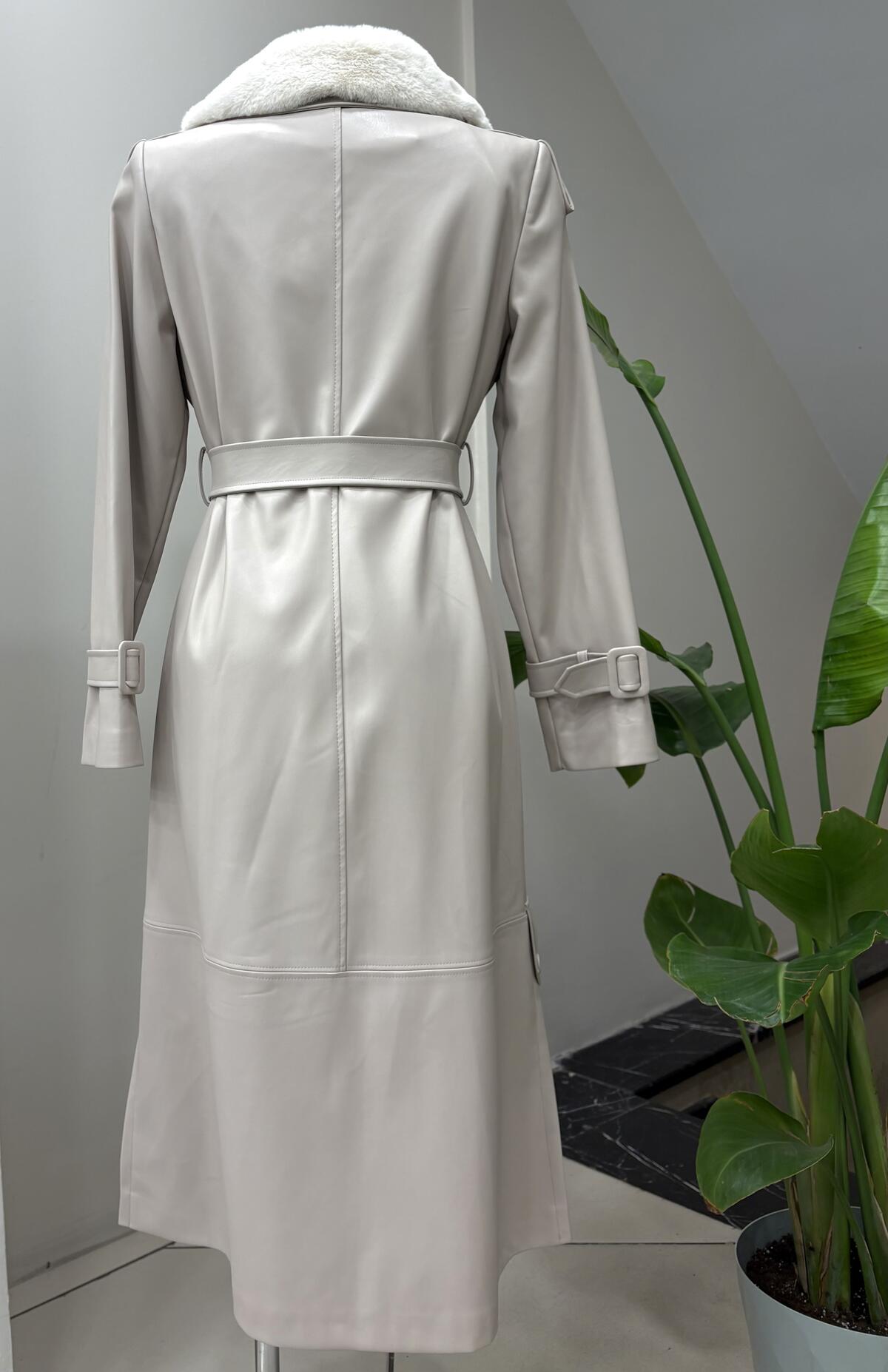 KÜRK YAKA KEMERLİ DERİ TRENÇKOT