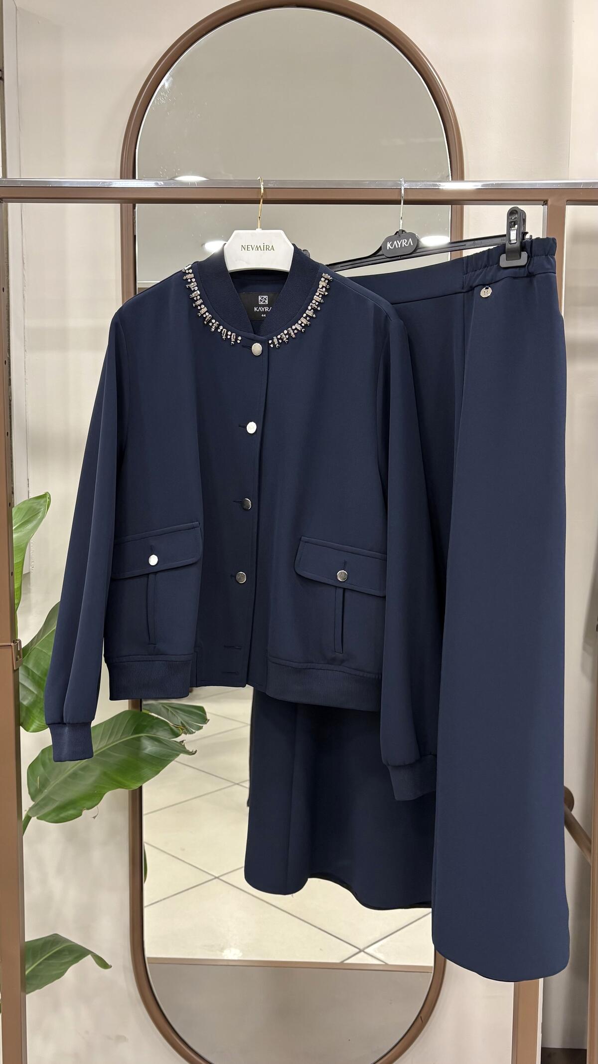 YAKASI İŞLEMELİ ETEKLİ TAKIM