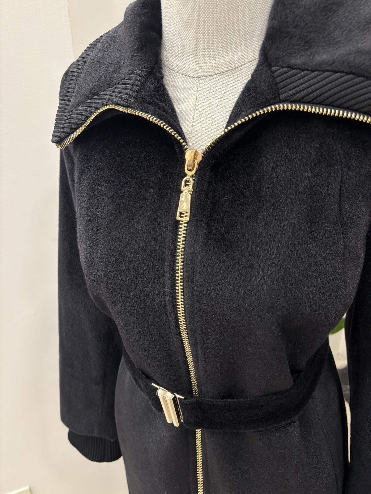 FERMUAR DETAYLI PELUŞ KABAN