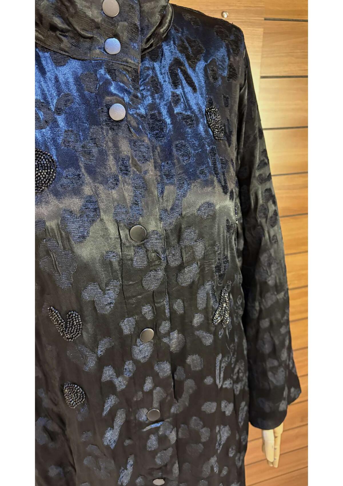 JAKARLI DESENLİ DÜĞMELİ KAP