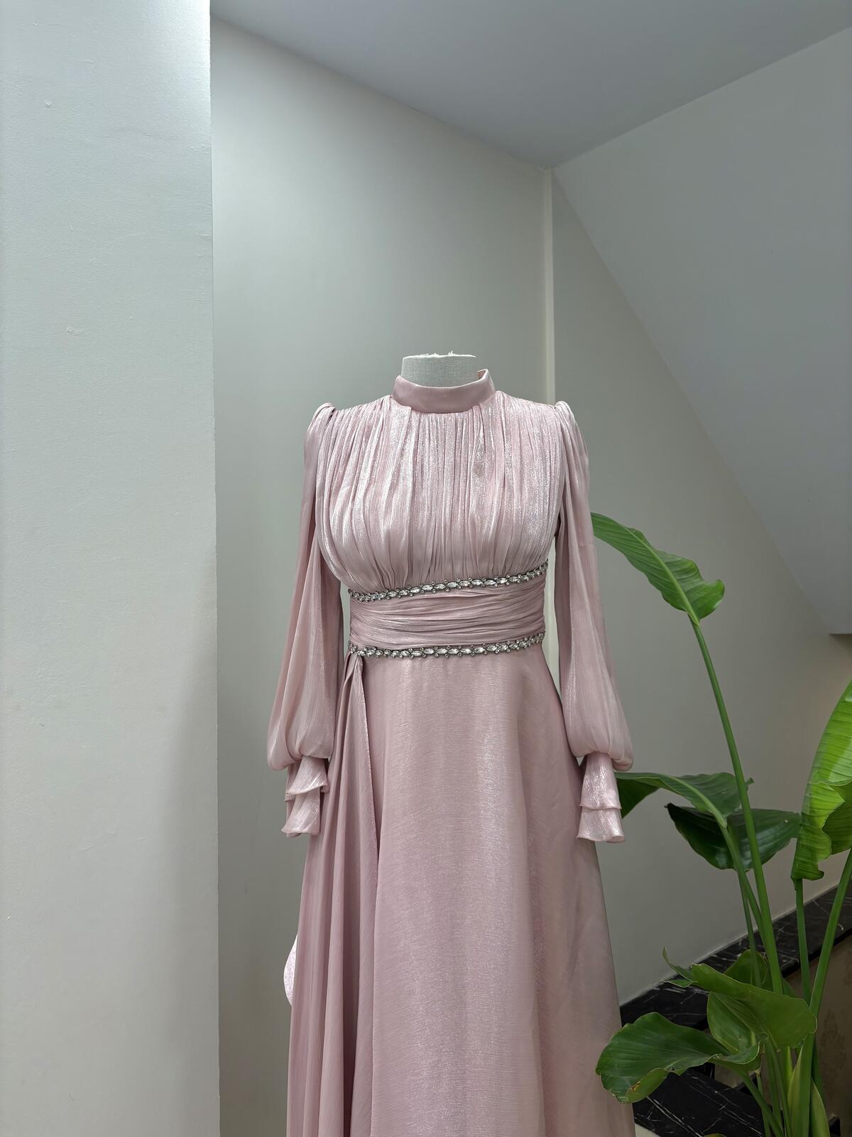 BELİ TAŞLI VOLANLI ALİZE ELBİSE