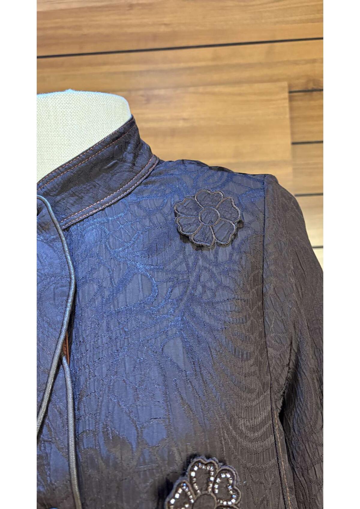 İŞLEMELİ ÇİÇEK DESENLİ KAP