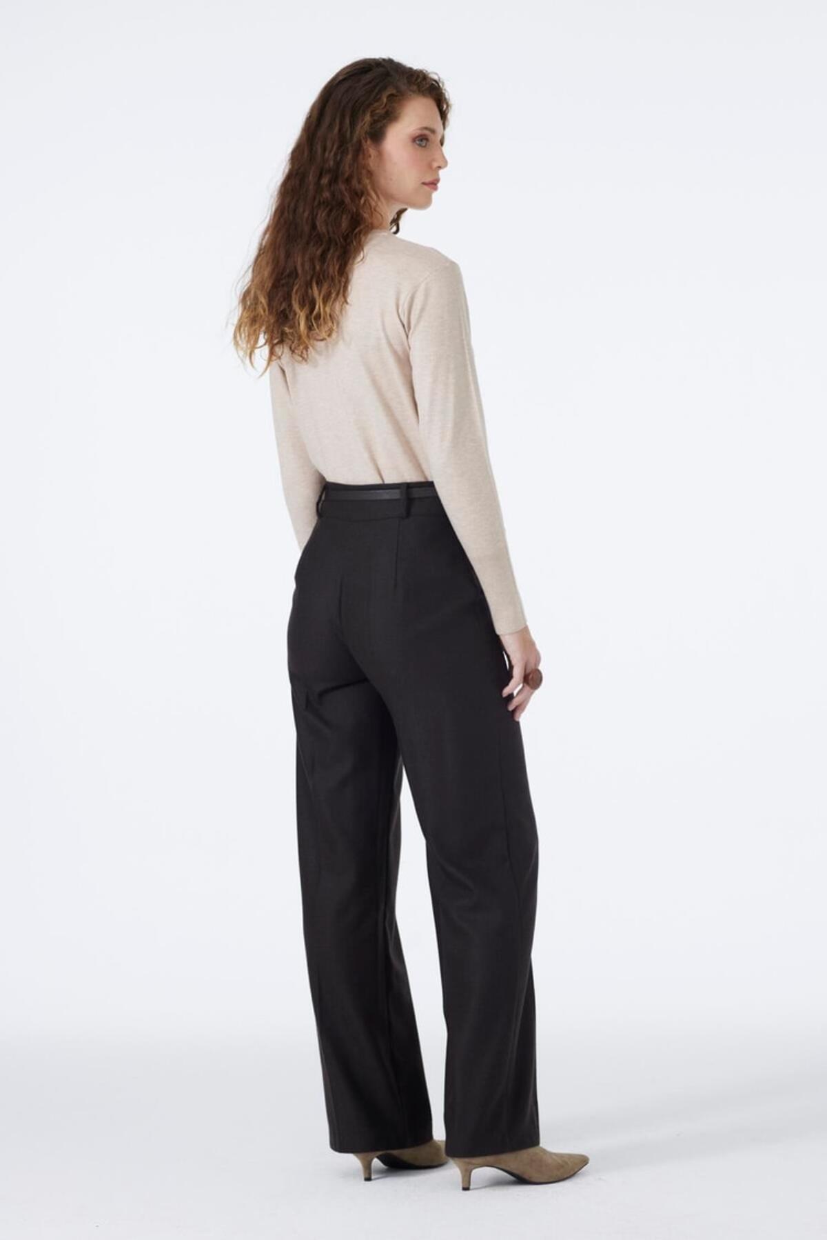 KEMER DETAYLI BORU PAÇA PANTOLON