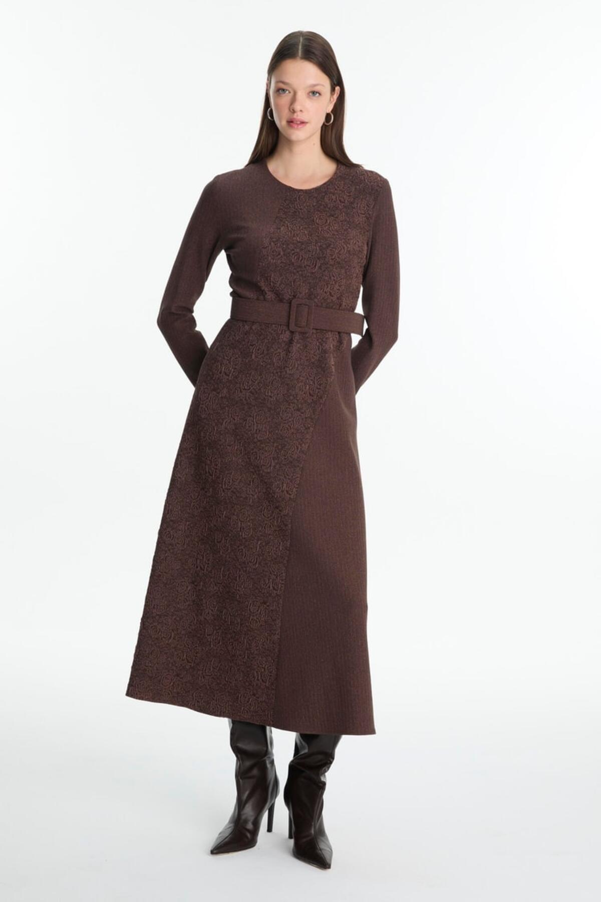 KEMERLİ JAKAR DETAYLI ELBİSE