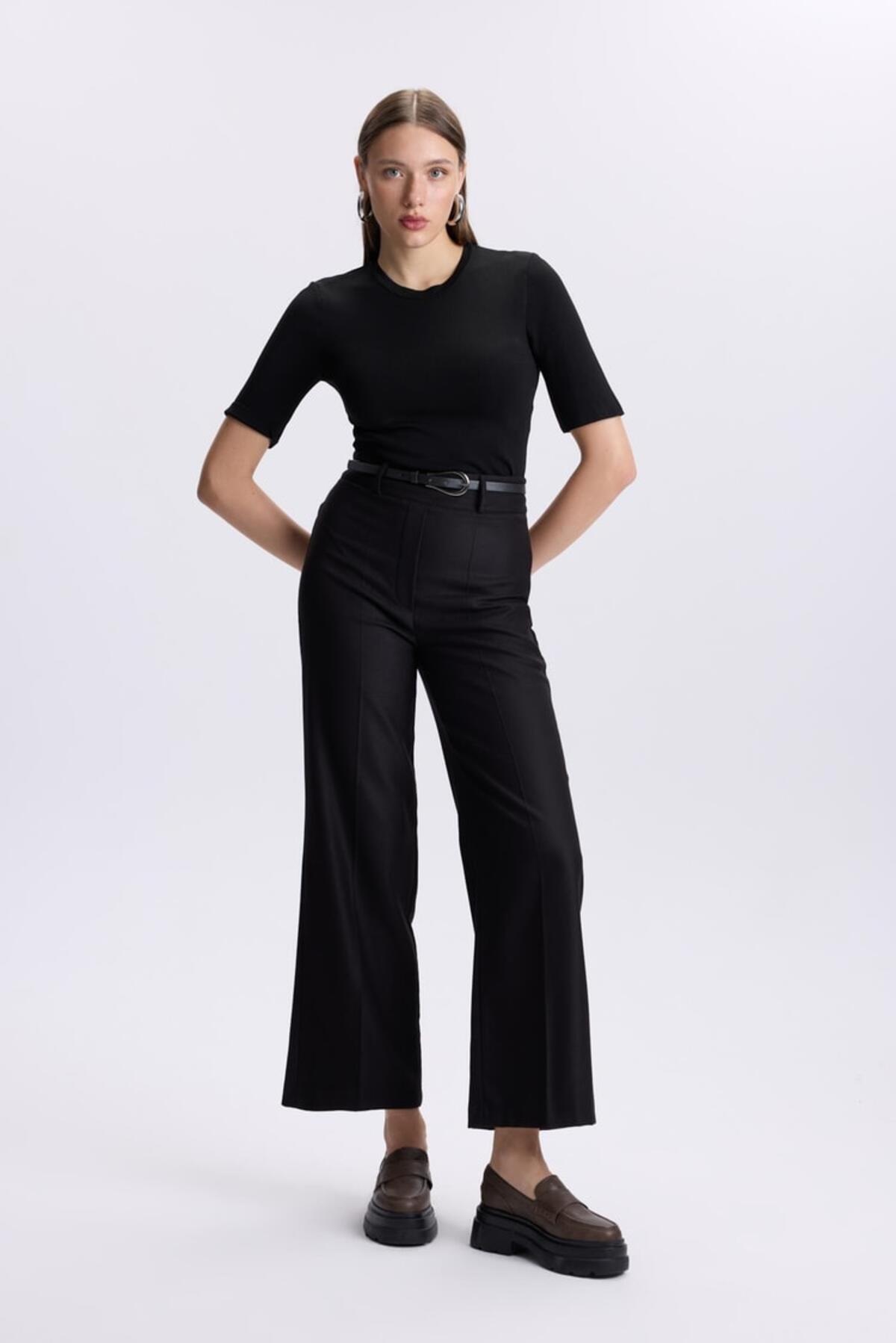 KEMER DETAYLI BORU PAÇA PANTOLON