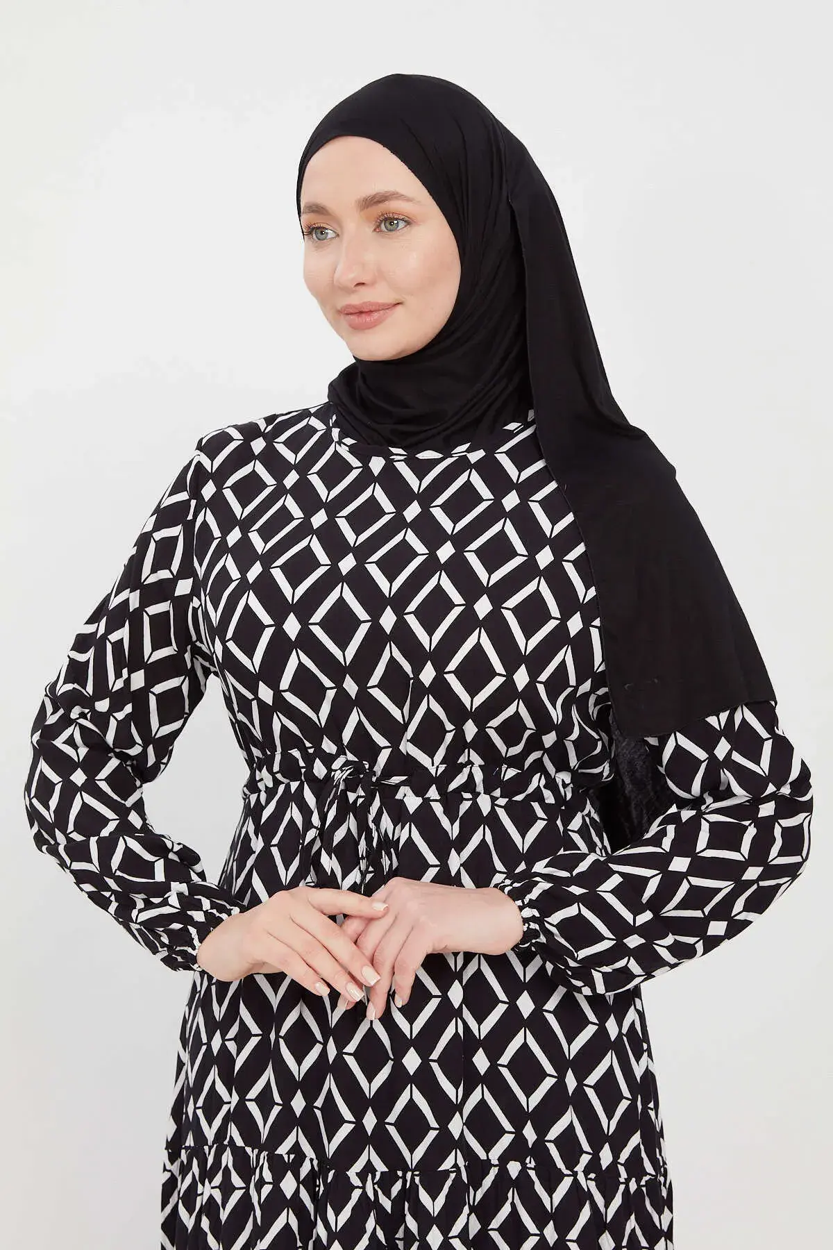 **GEOMETRİK DESEN BELİ İPLİ VİSKON ELBİSE