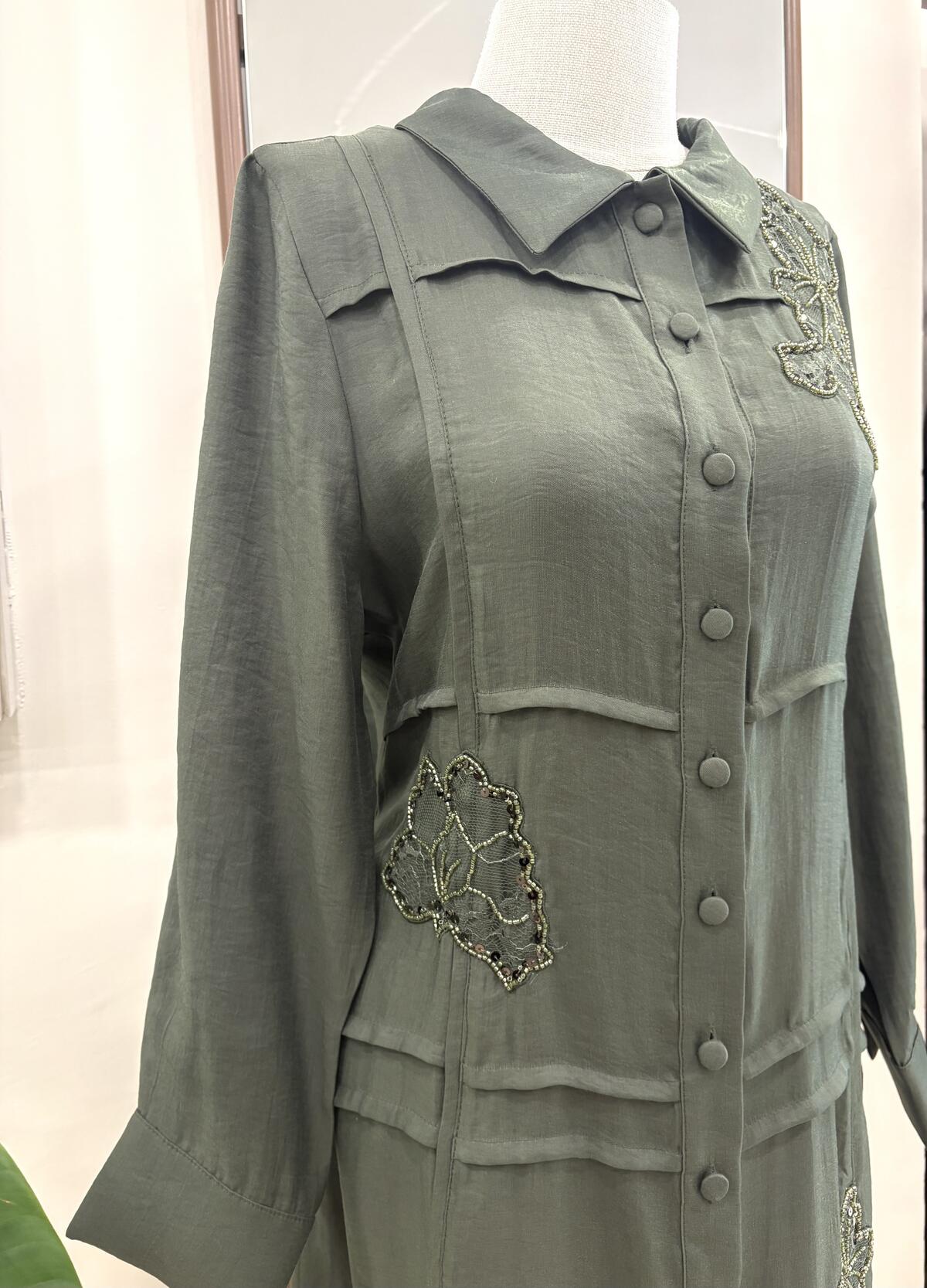 BİYE DETAYLI ÇİÇEK İŞLEMELİ ELBİSE