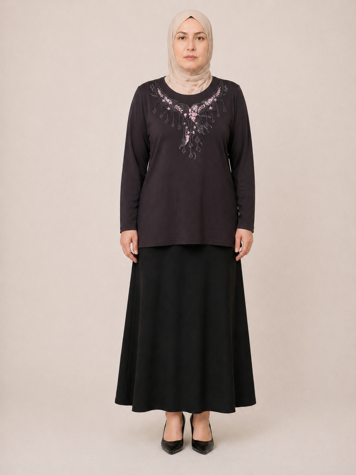 TAŞ VE NAKIŞ İŞLEMELİ BLUZ