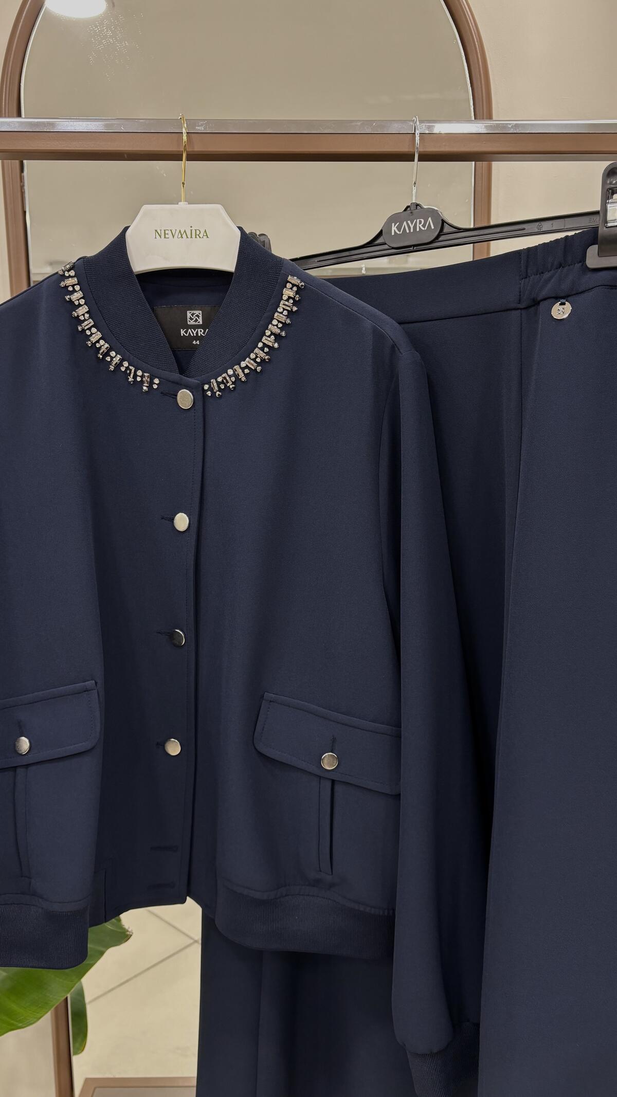 YAKASI İŞLEMELİ ETEKLİ TAKIM