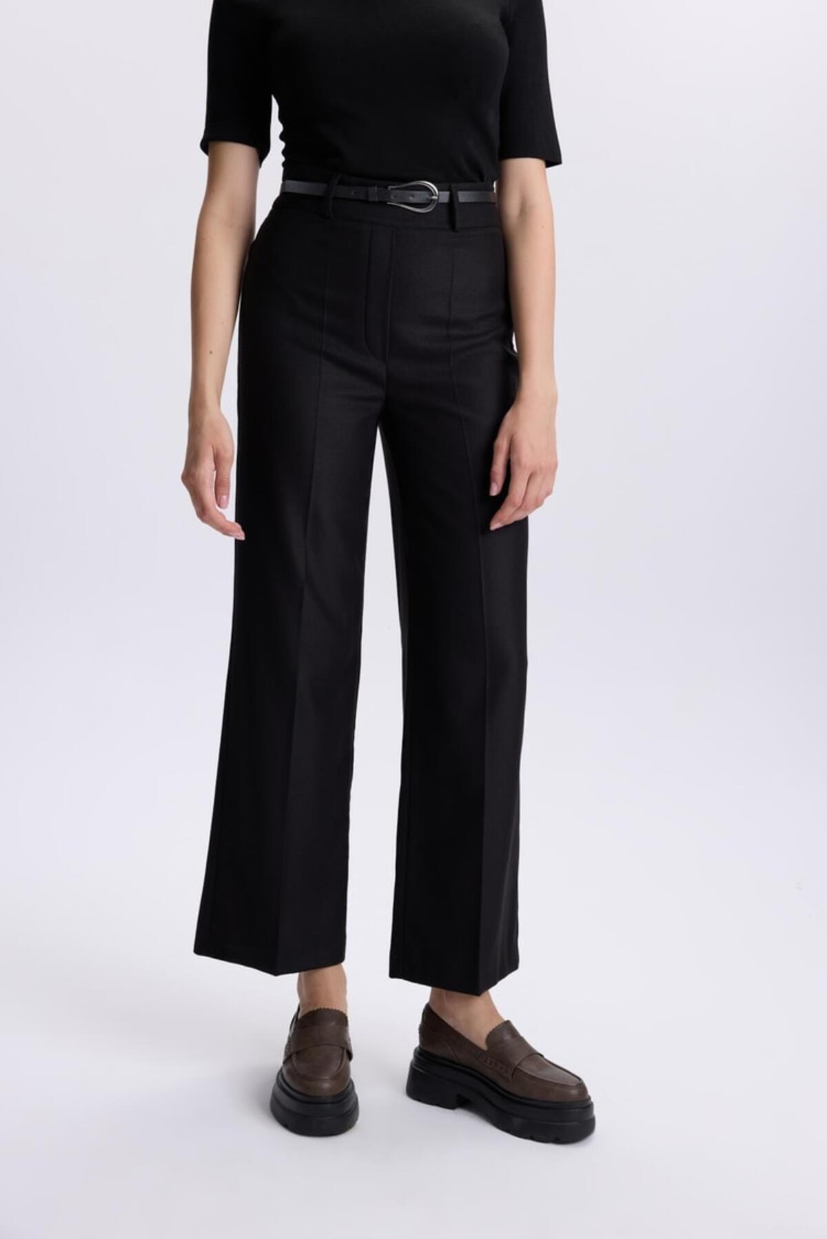 KEMER DETAYLI BORU PAÇA PANTOLON