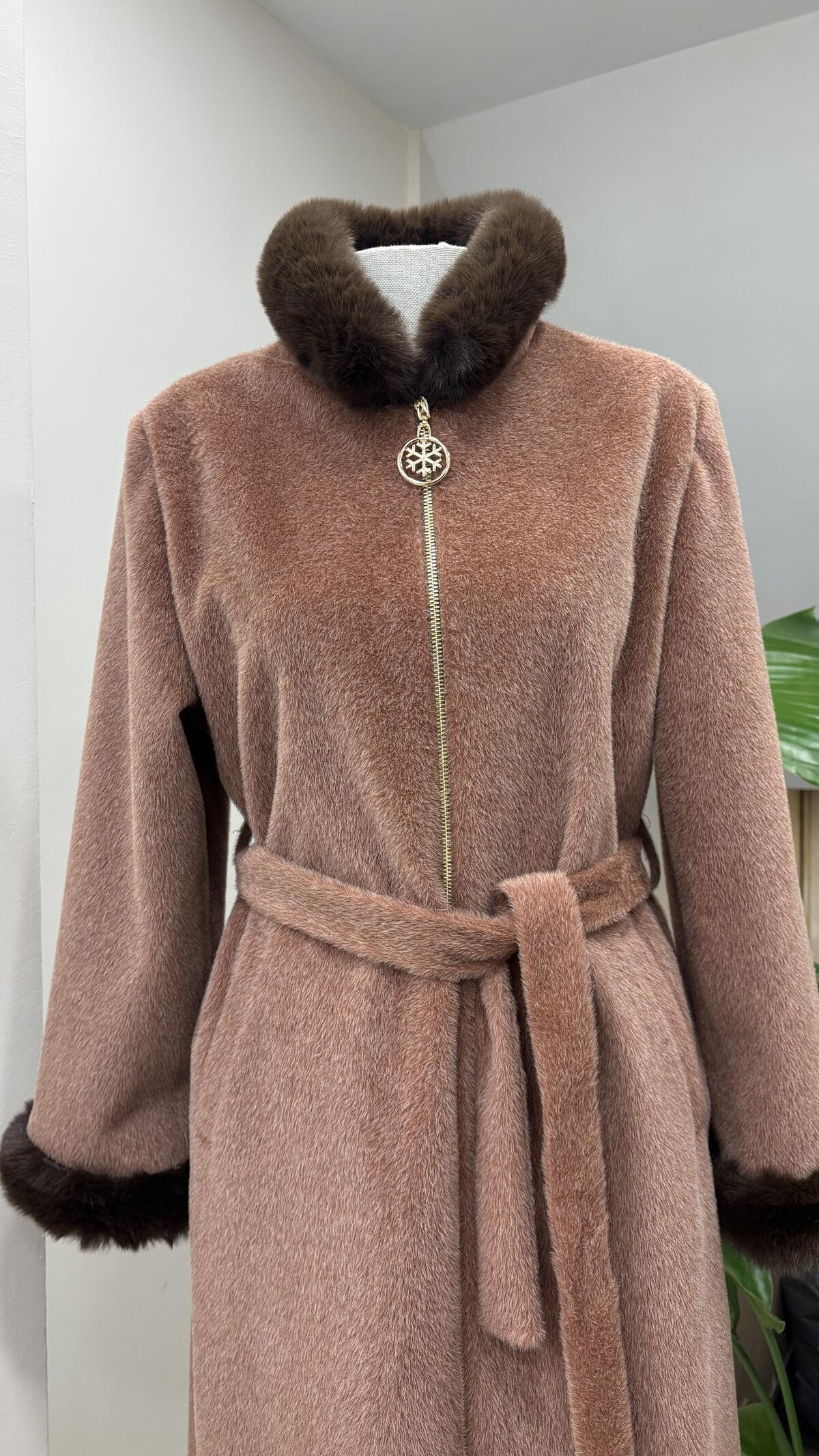 YAKA MANŞETİ KÜRKLÜ KABAN