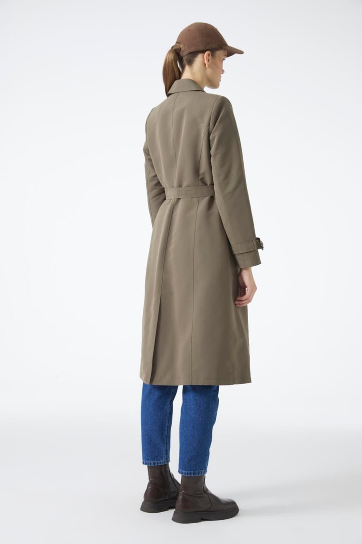 GÖMLEK YAKA KUŞAKLI TRENÇKOT