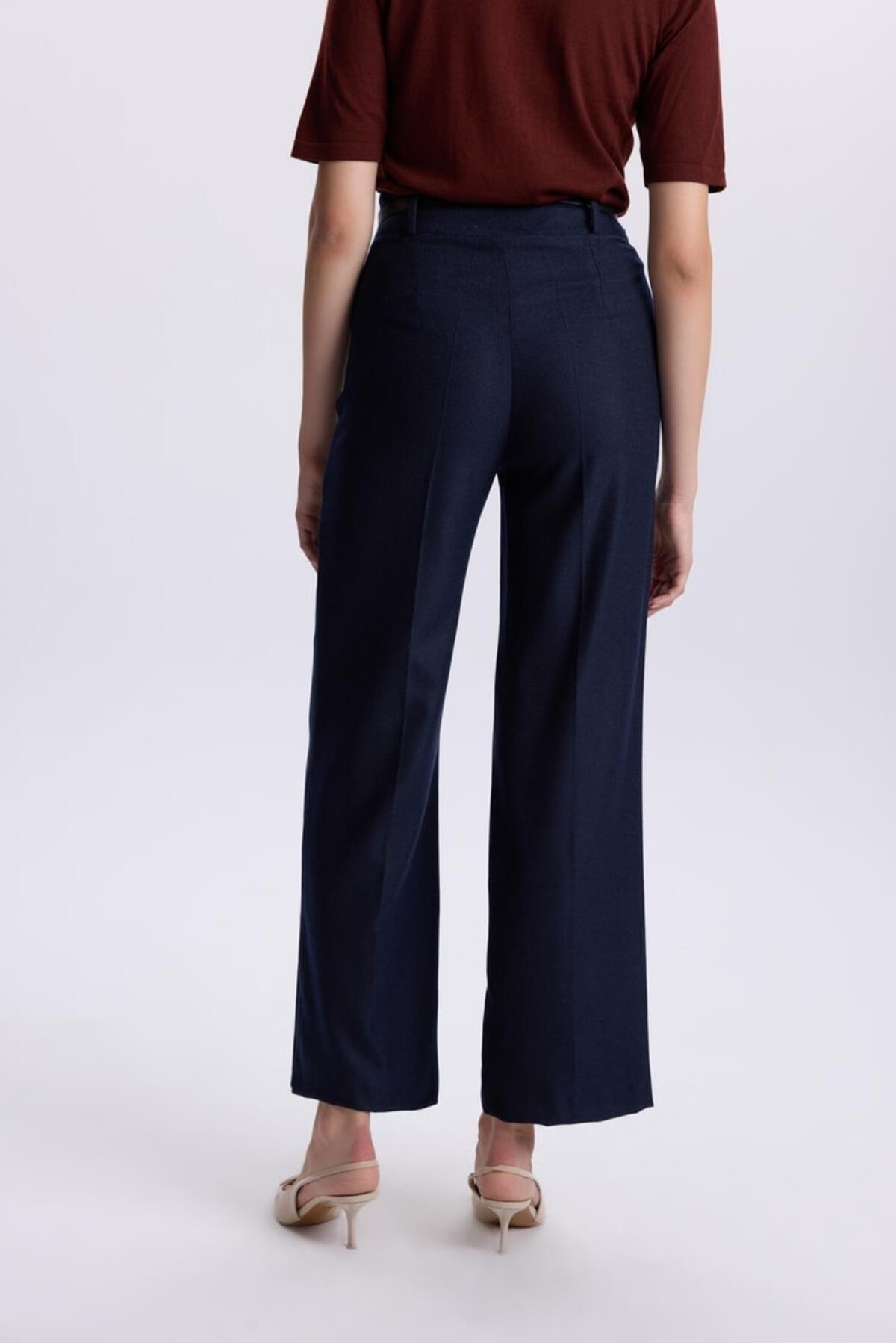 KEMER DETAYLI BORU PAÇA PANTOLON