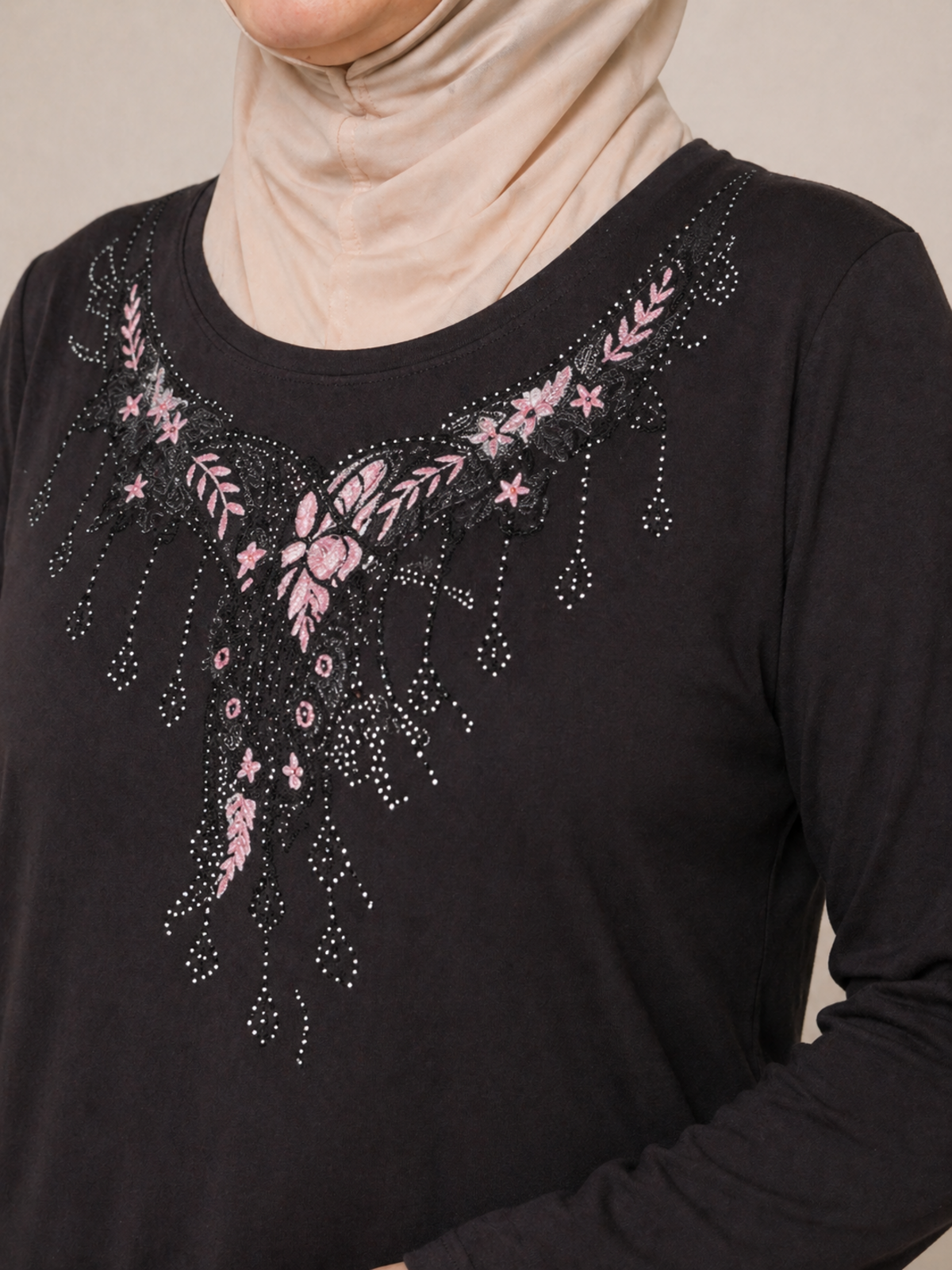 TAŞ VE NAKIŞ İŞLEMELİ BLUZ